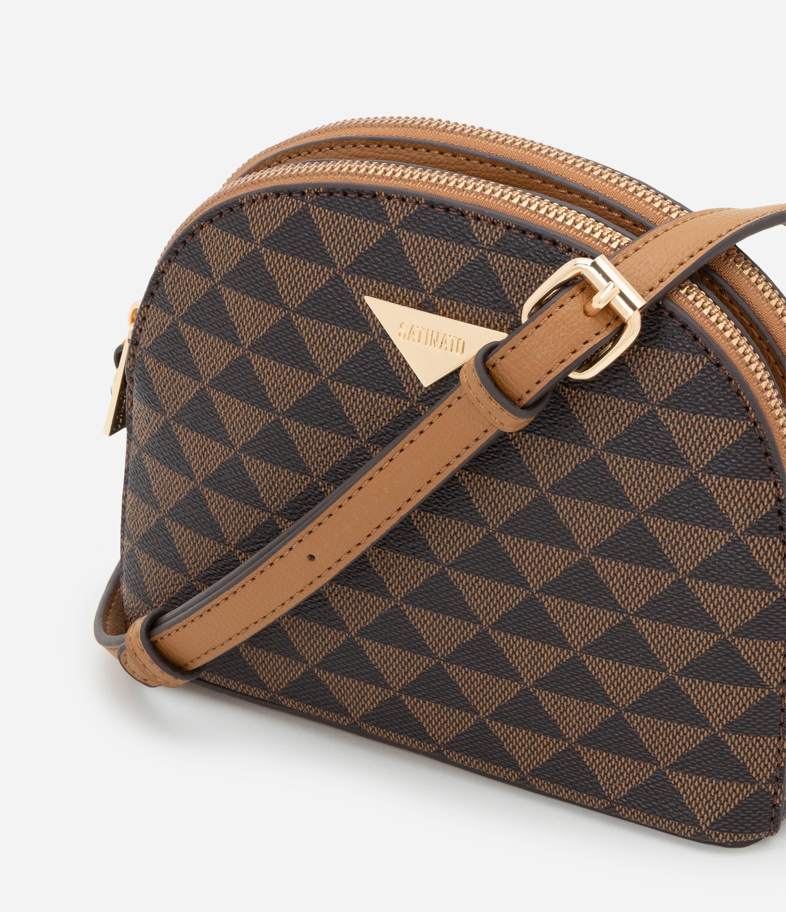 Bolsa Transversal Pequena com Estampa Triangular e Alça de Correntes Marrom 6