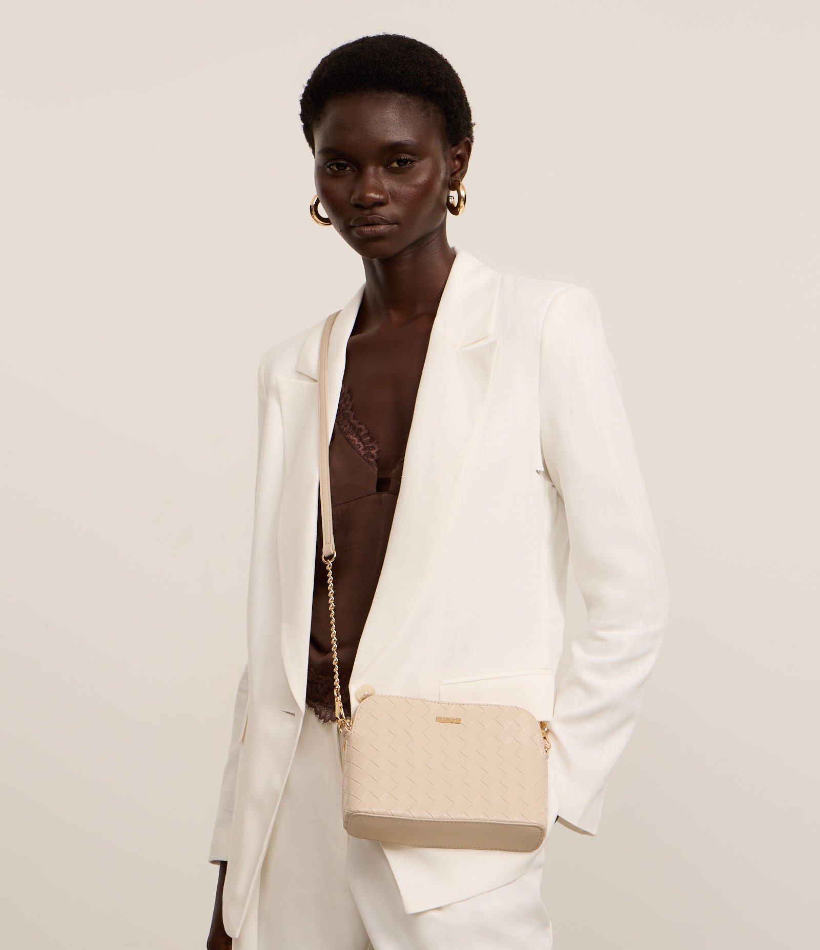 Bolsa Transversal Pequena com Efeito Tressê e Alça de Corrente Bege 8