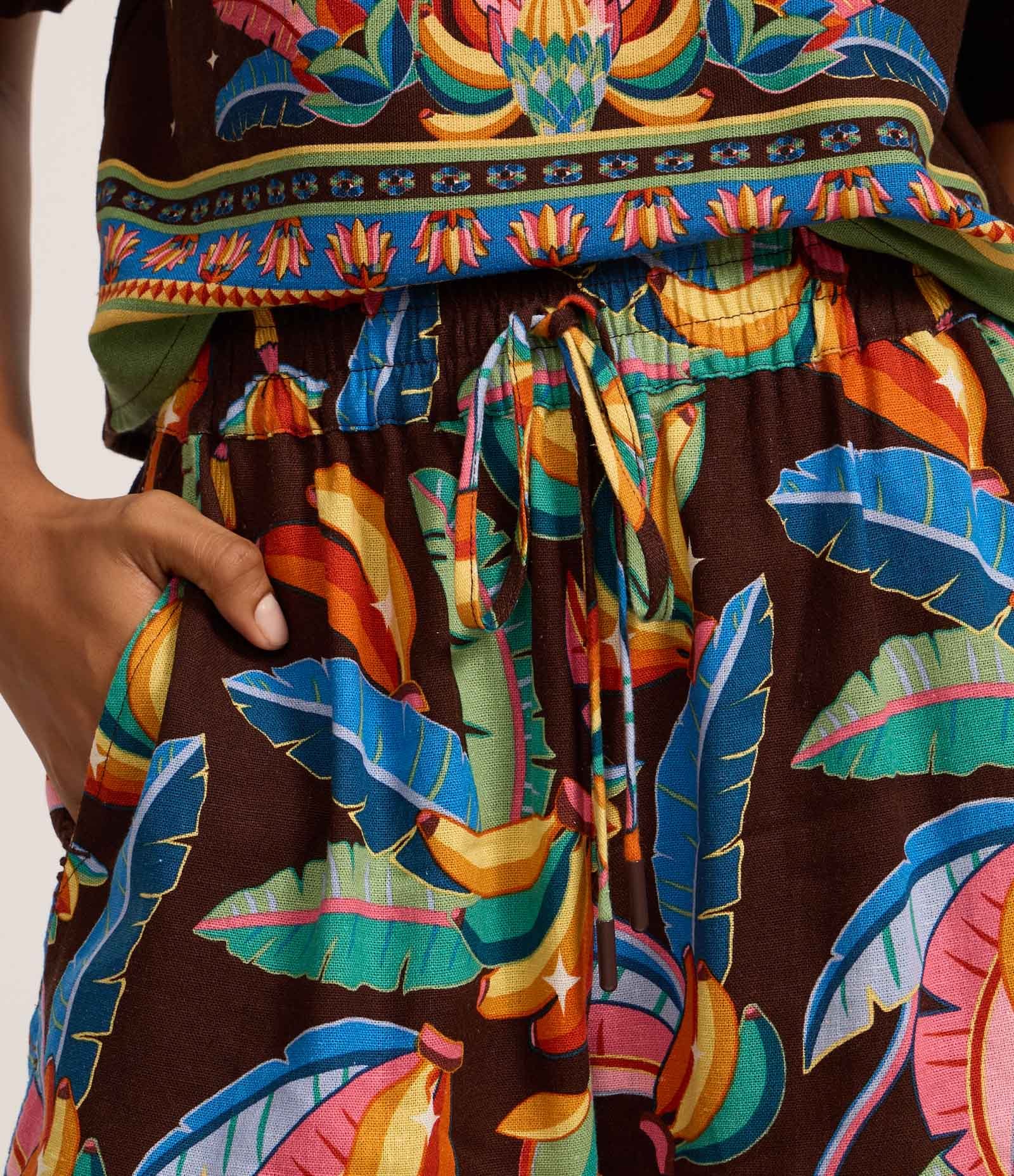 Short Runner em Viscolinho com Estampa Tropical Marrom 3