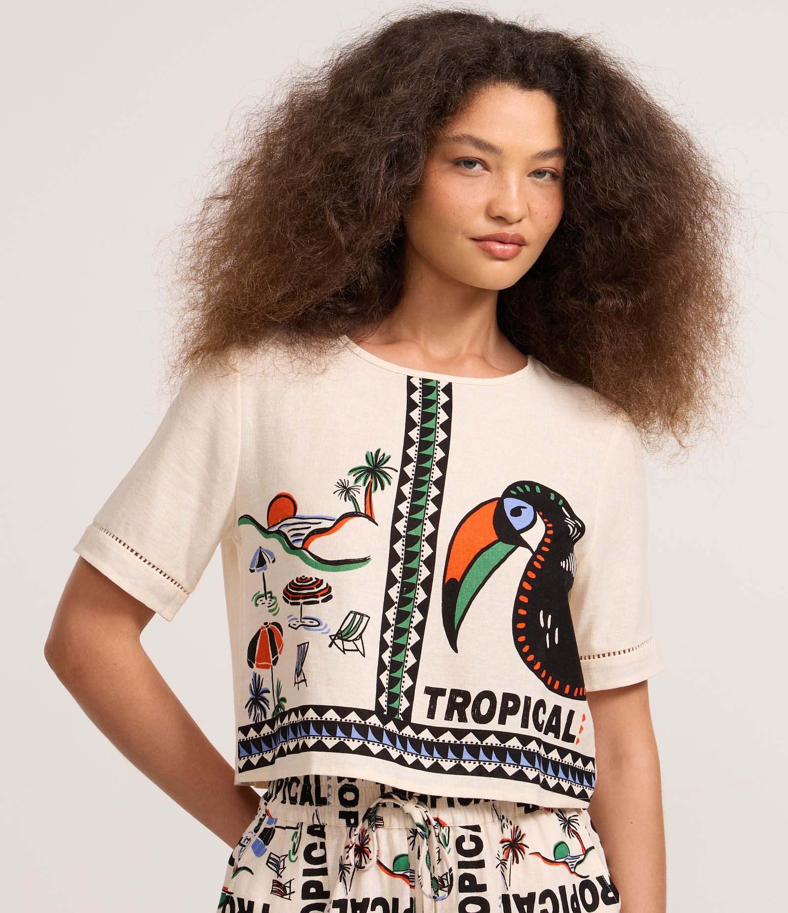 Blusa Boxy em Viscolinho com Estampa Praia e Tucano Off White 1