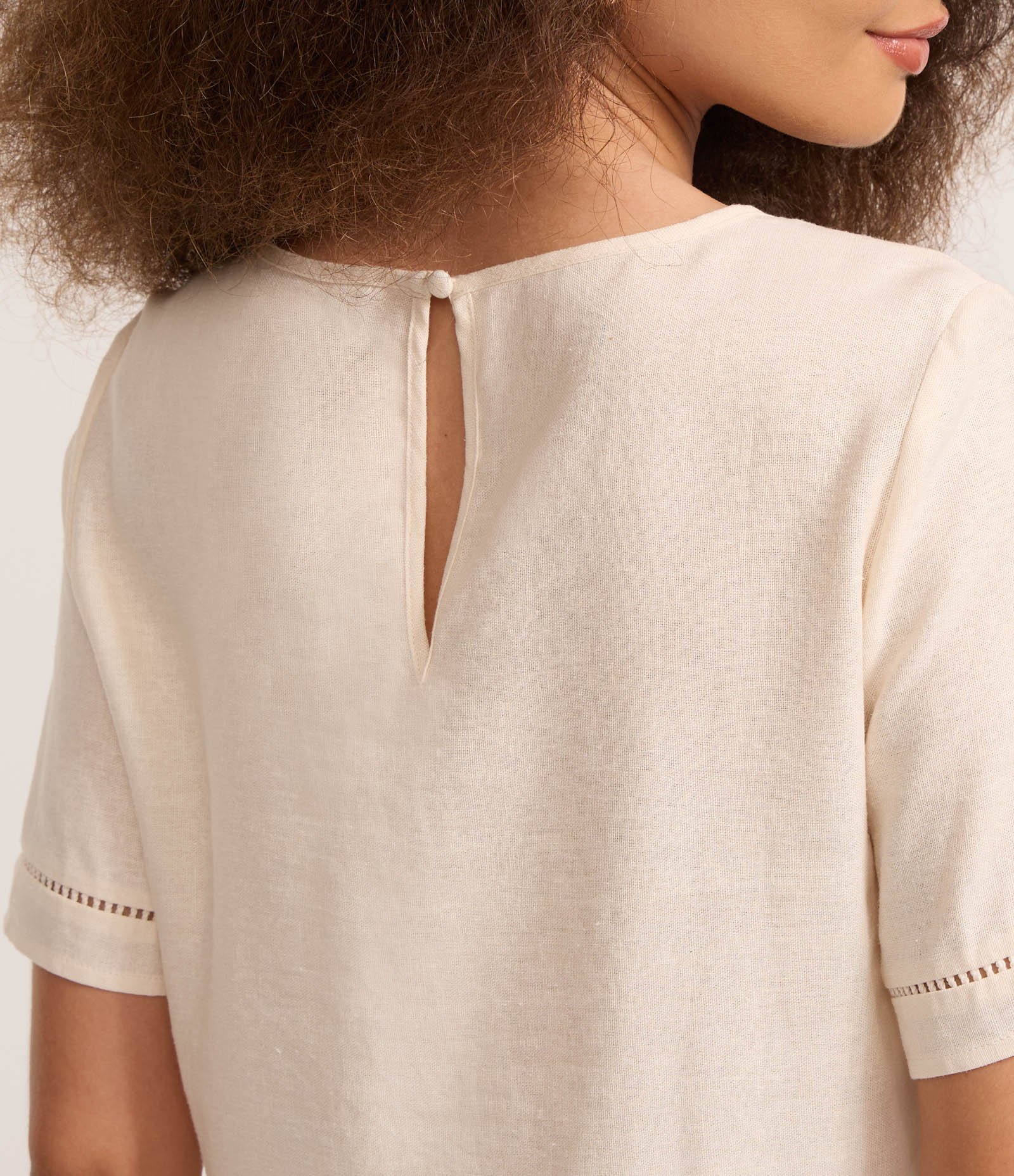 Blusa Boxy em Viscolinho com Estampa Praia e Tucano Off White 3