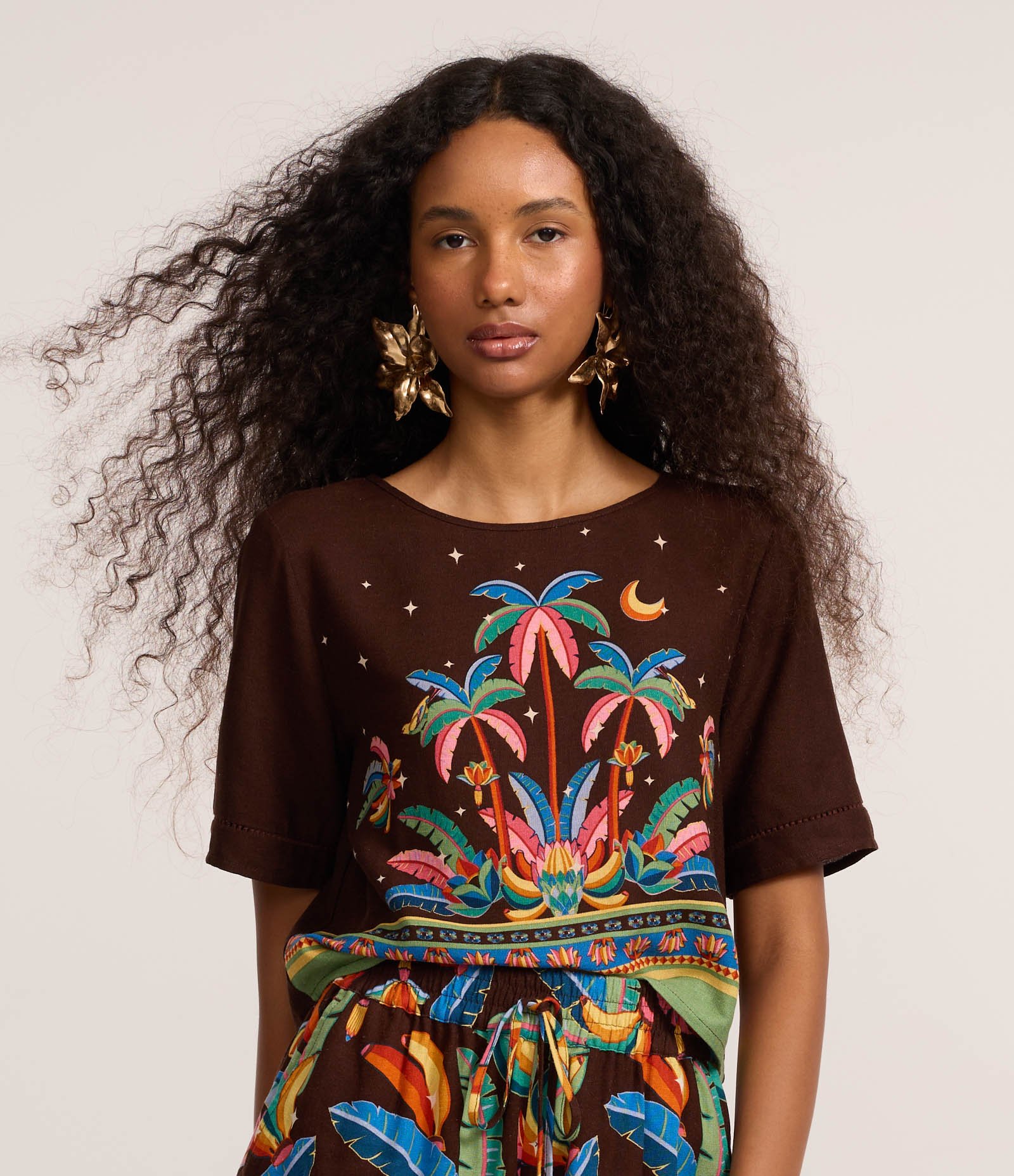 Blusa em Viscolinho com Estampa de Coqueiros Marrom 1