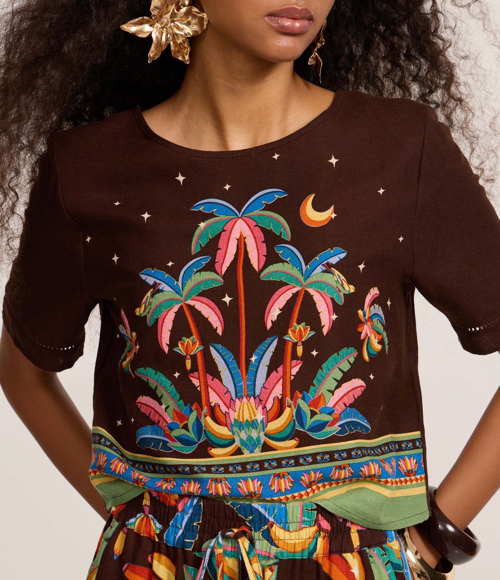 Blusa em Viscolinho com Estampa de Coqueiros Marrom 3