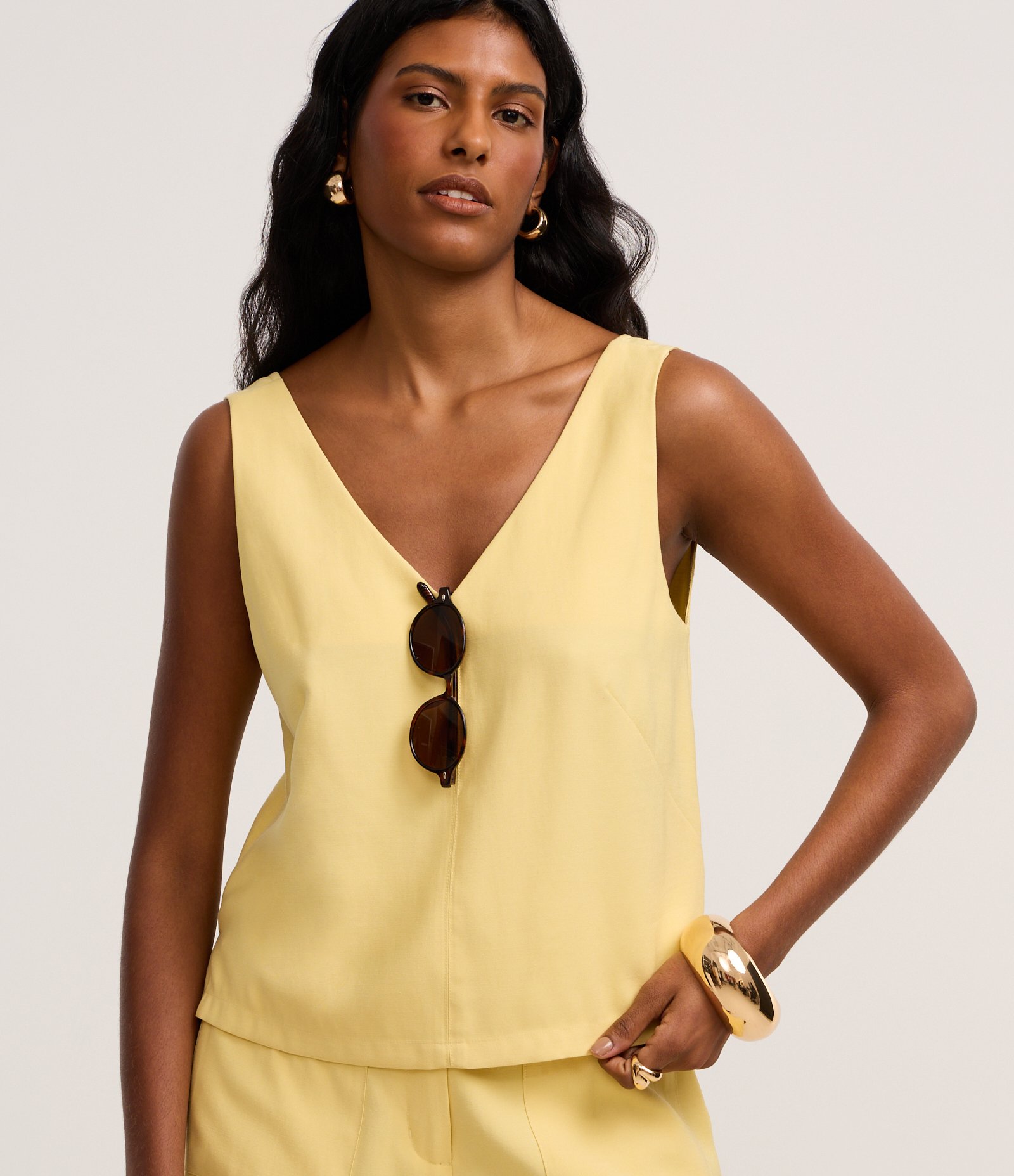 Blusa em Viscose com Decote V e Efeito Sarjado Amarelo 1