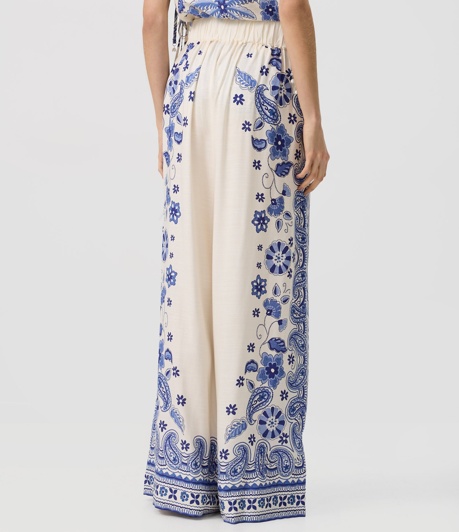 Calça Wide Leg com Estampa Arabescos Bege 4