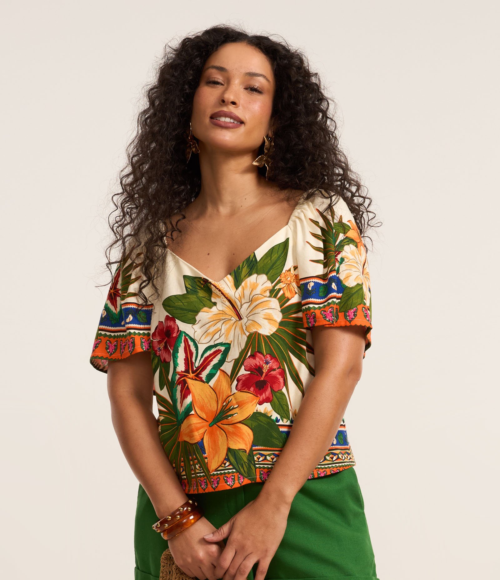 Blusa em Viscolinho com Decote Coração e Estampa Tropical Bege 1