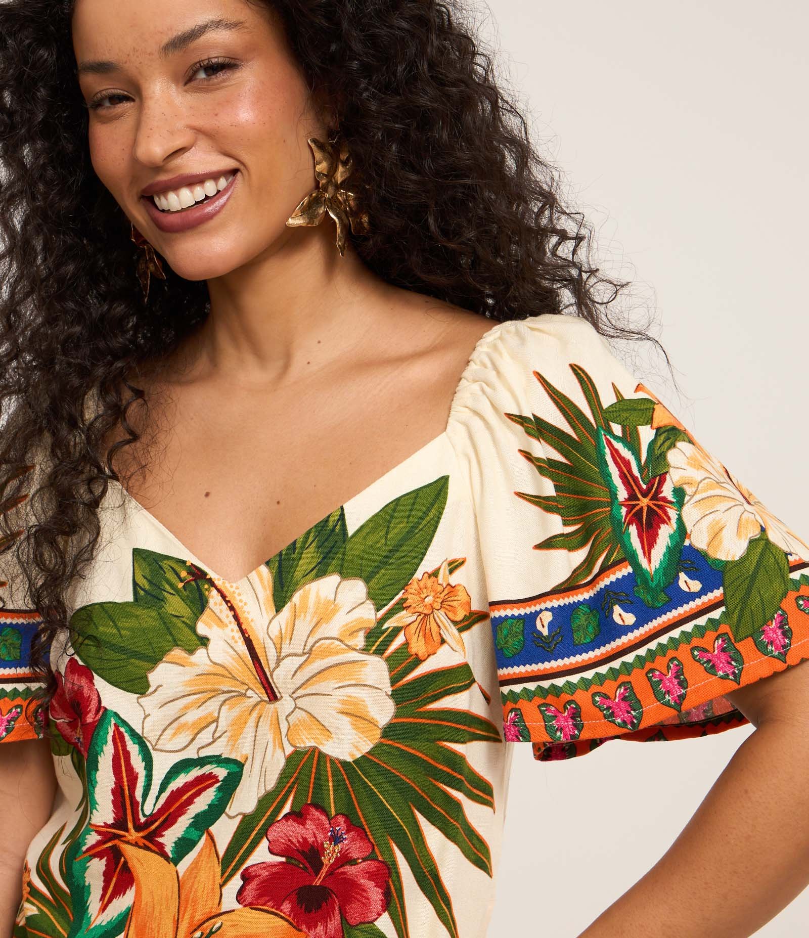 Blusa em Viscolinho com Decote Coração e Estampa Tropical Bege 3