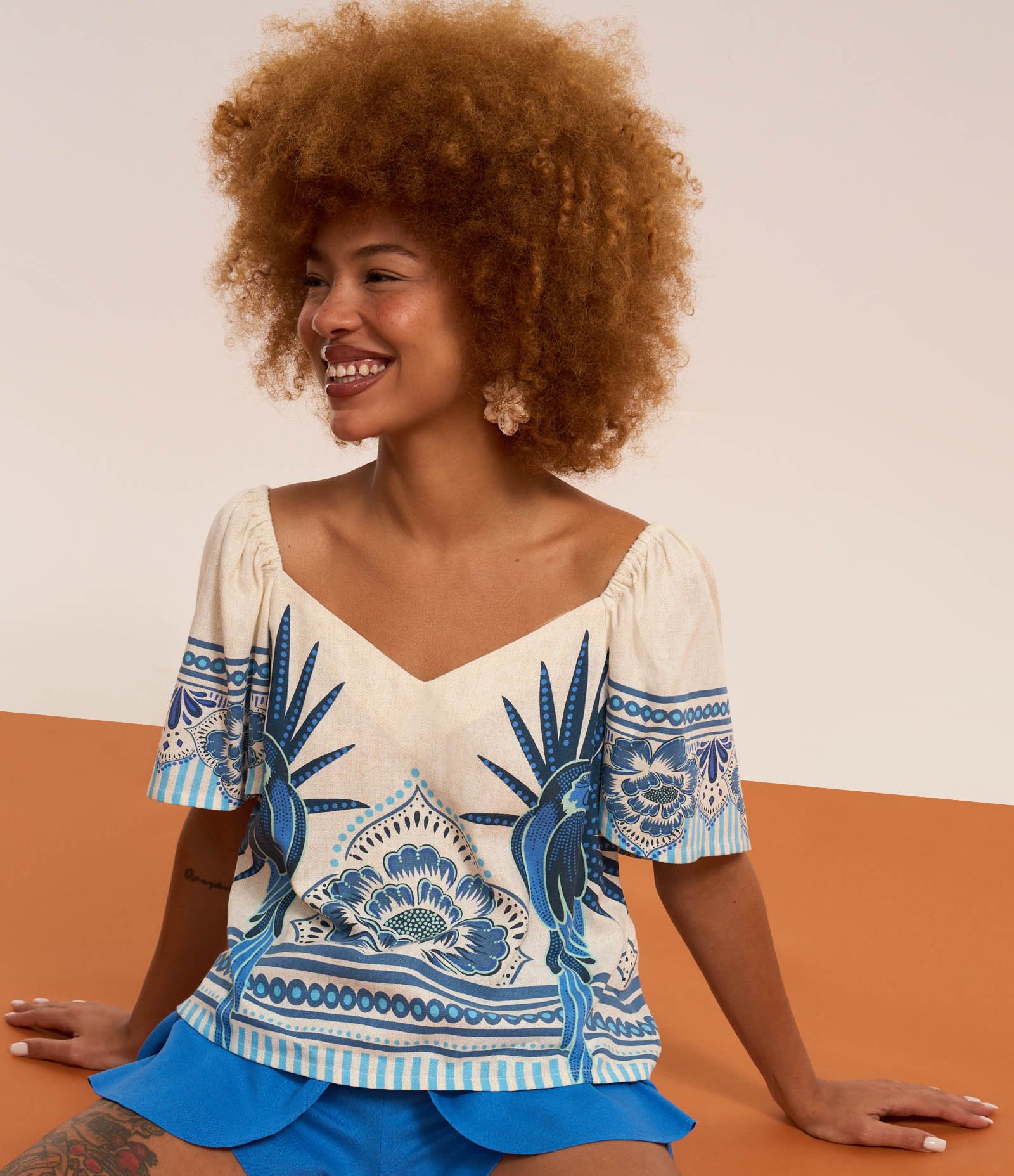 Blusa em Viscolinho com Estampa de Arara e Flores Bicolor Bege/Azul 4