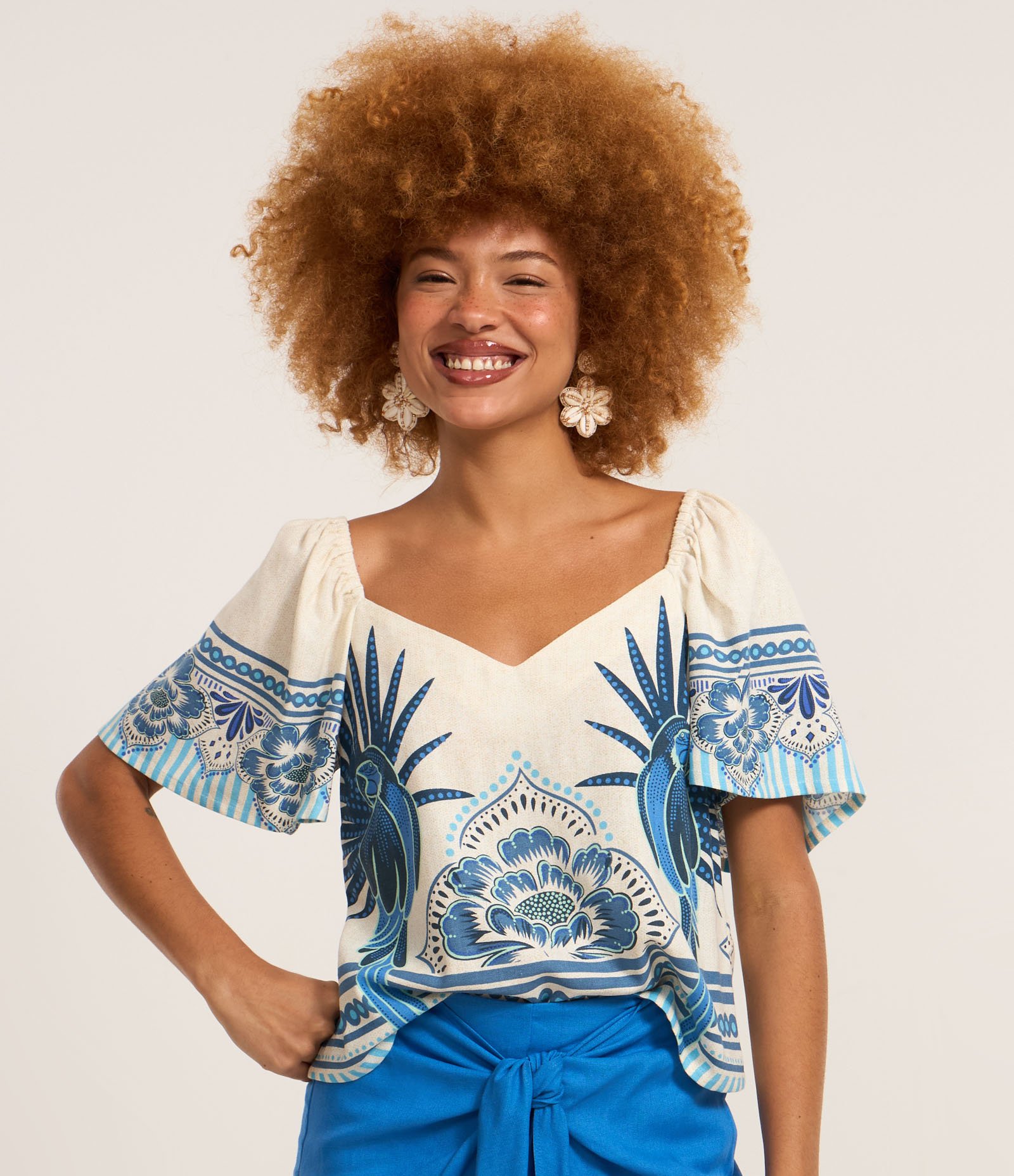 Blusa em Viscolinho com Estampa de Arara e Flores Bicolor Bege/Azul 1