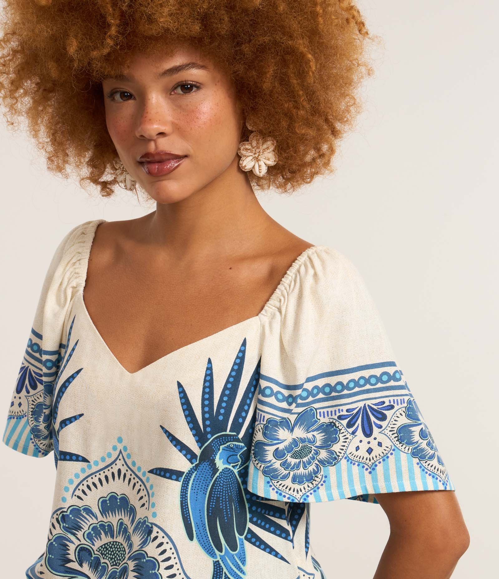 Blusa em Viscolinho com Estampa de Arara e Flores Bicolor Bege/Azul 3