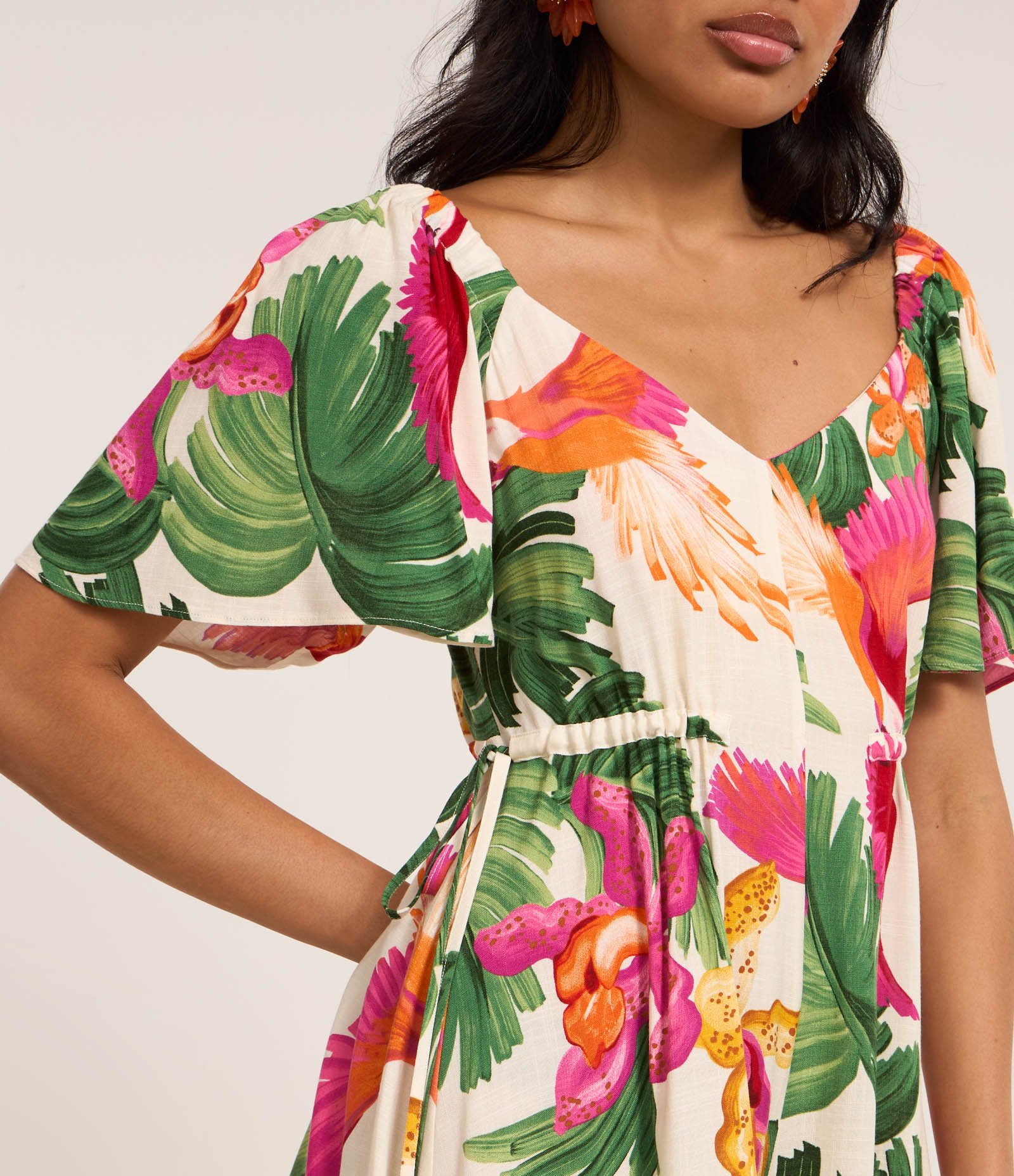 Macaquinho em Viscose com Estampa de Arara e Floral e Puxadinho Lateral Verde/Laranja/Bege 3