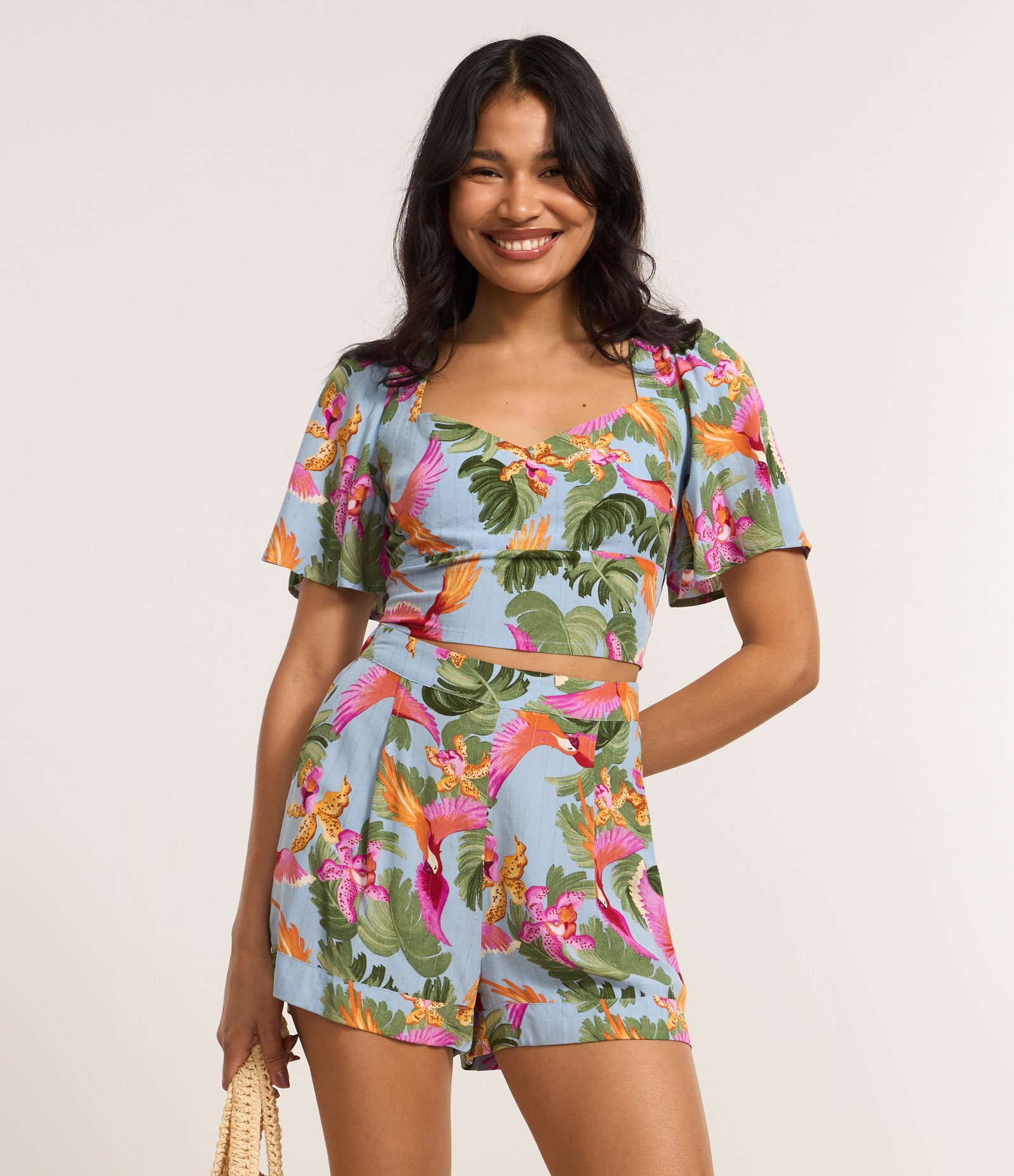 Short Curto em Viscose com Barra Dobrada e Estampa Tropical Multicores 2