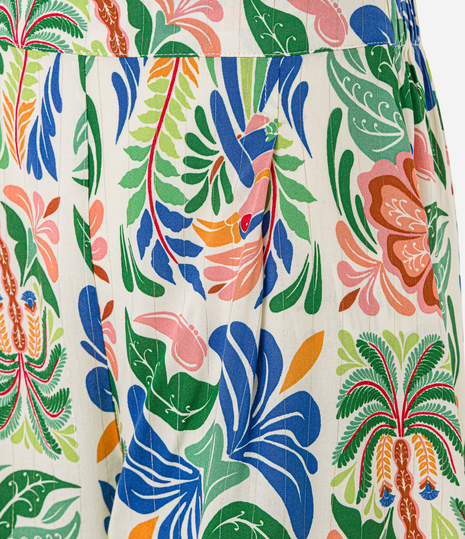 Short Curto em Viscose com Estampa de Folhagem e Barra Dobrada Multicores 7