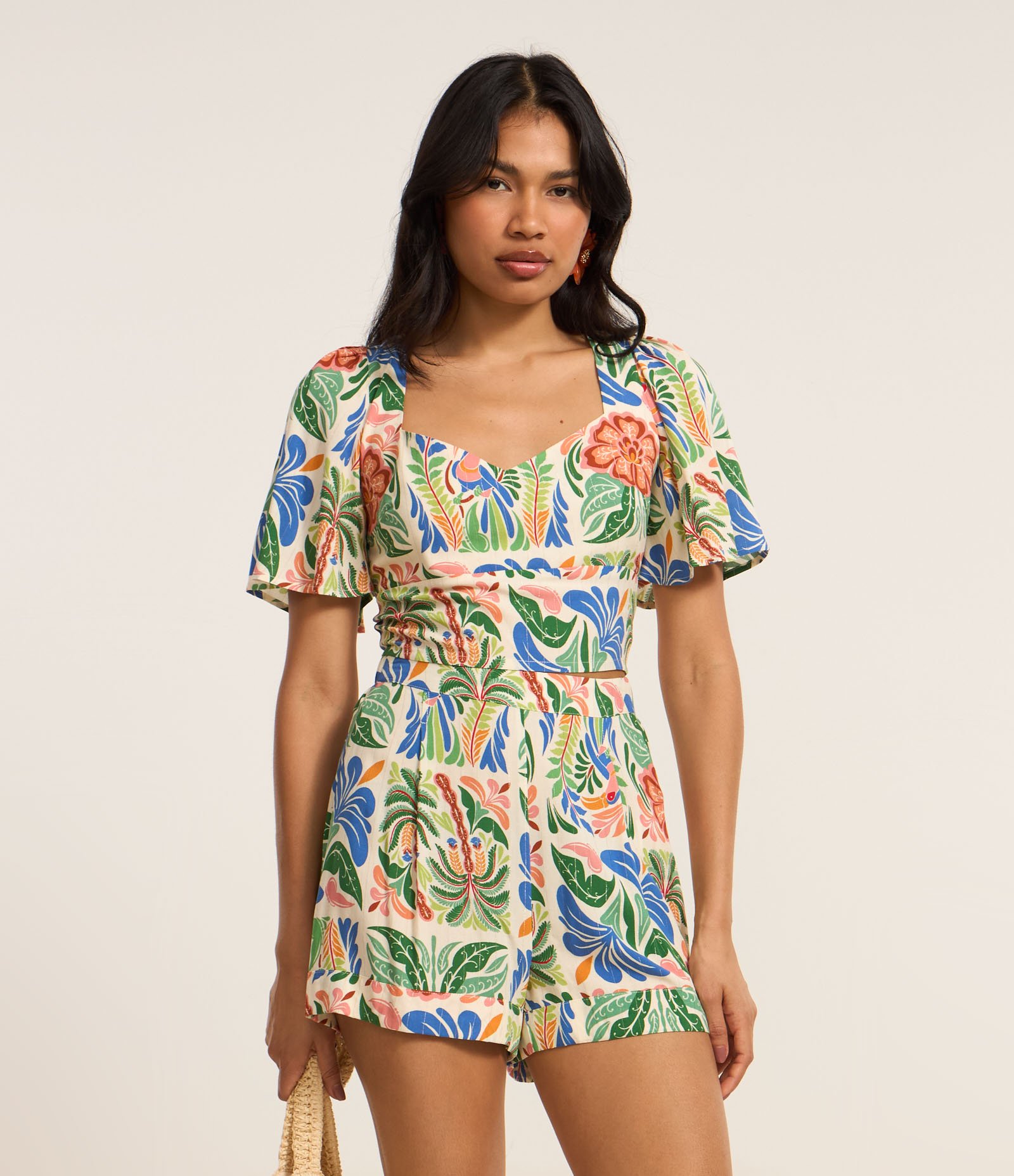 Short Curto em Viscose com Estampa de Folhagem e Barra Dobrada Multicores 2