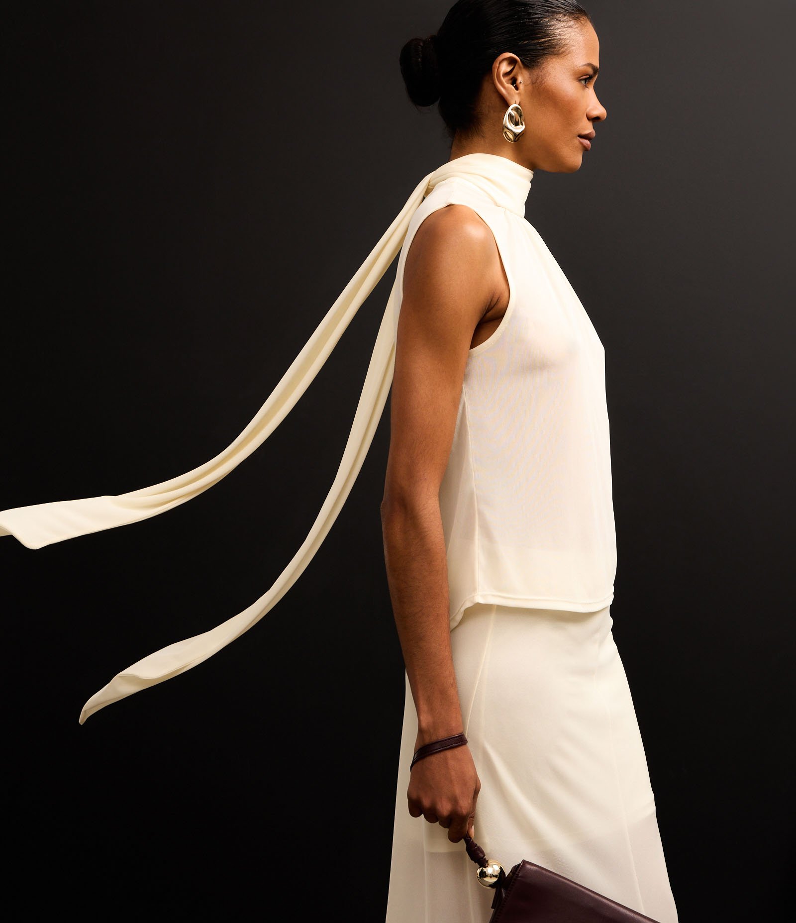 Blusa em Crepe com Lenço para Amarração na Gola Bege 3