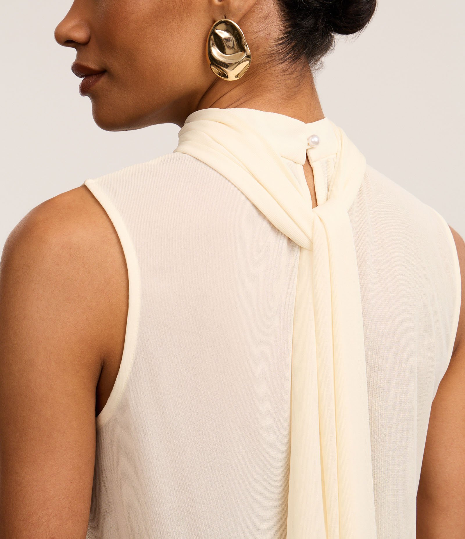 Blusa em Crepe com Lenço para Amarração na Gola Bege 4