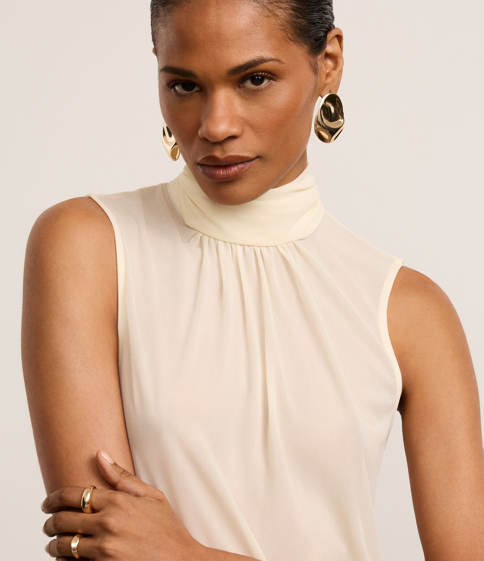 Blusa em Crepe com Lenço para Amarração na Gola Bege 5