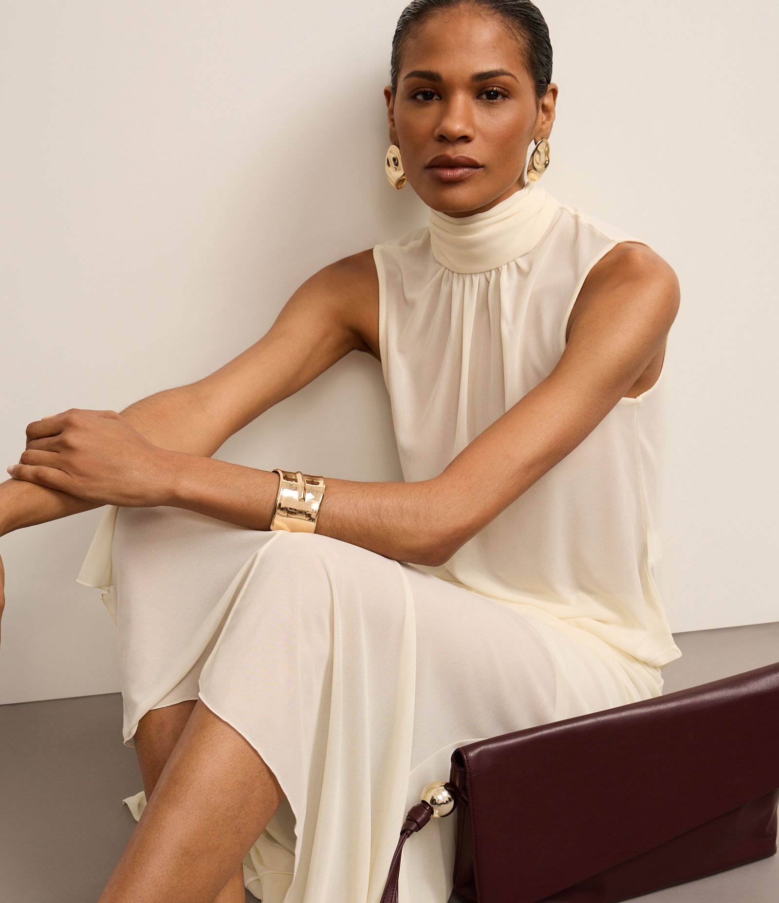 Blusa em Crepe com Lenço para Amarração na Gola Bege 7