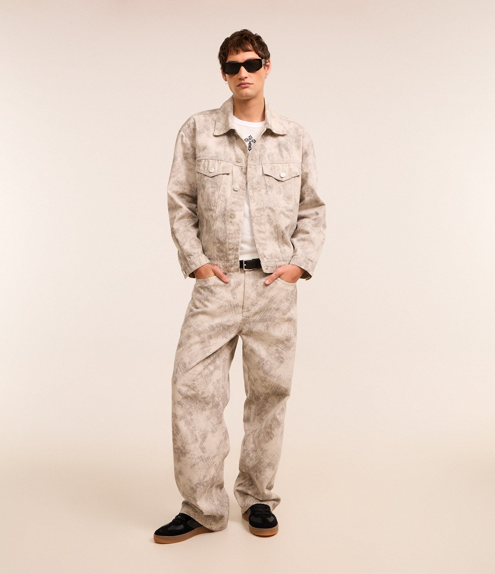 Calça Super Baggy em Sarja com Estampa Abstrata Cinza 1