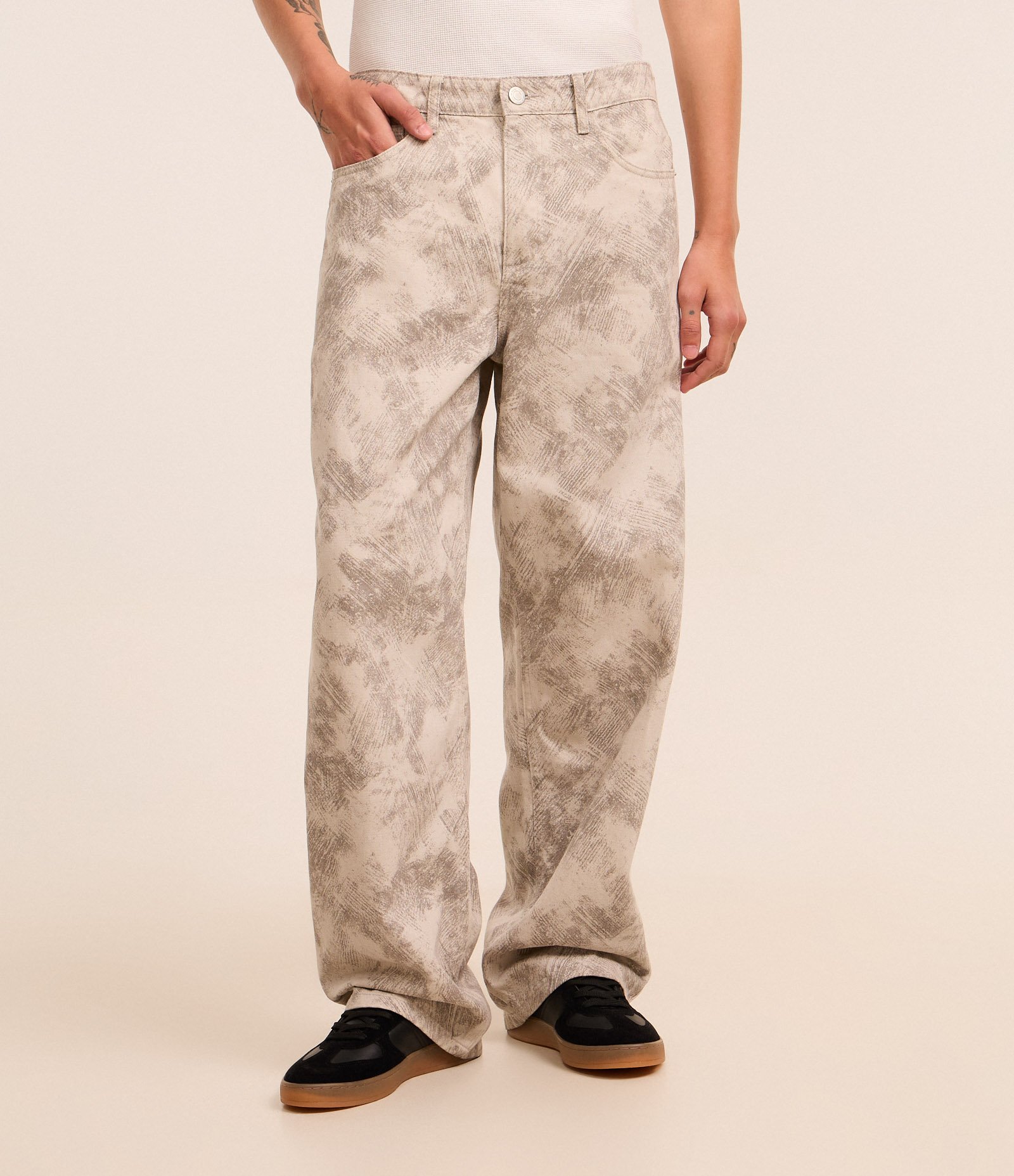 Calça Super Baggy em Sarja com Estampa Abstrata Cinza 2