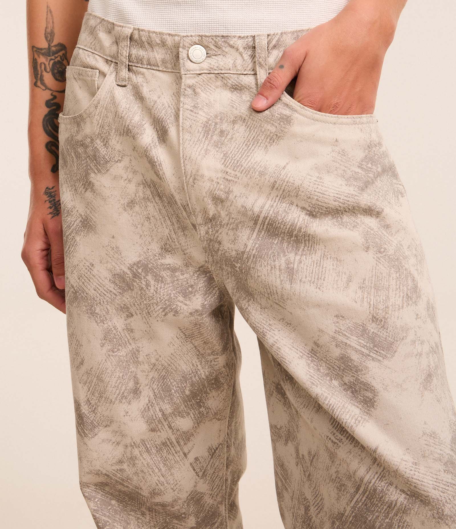 Calça Super Baggy em Sarja com Estampa Abstrata Cinza 3