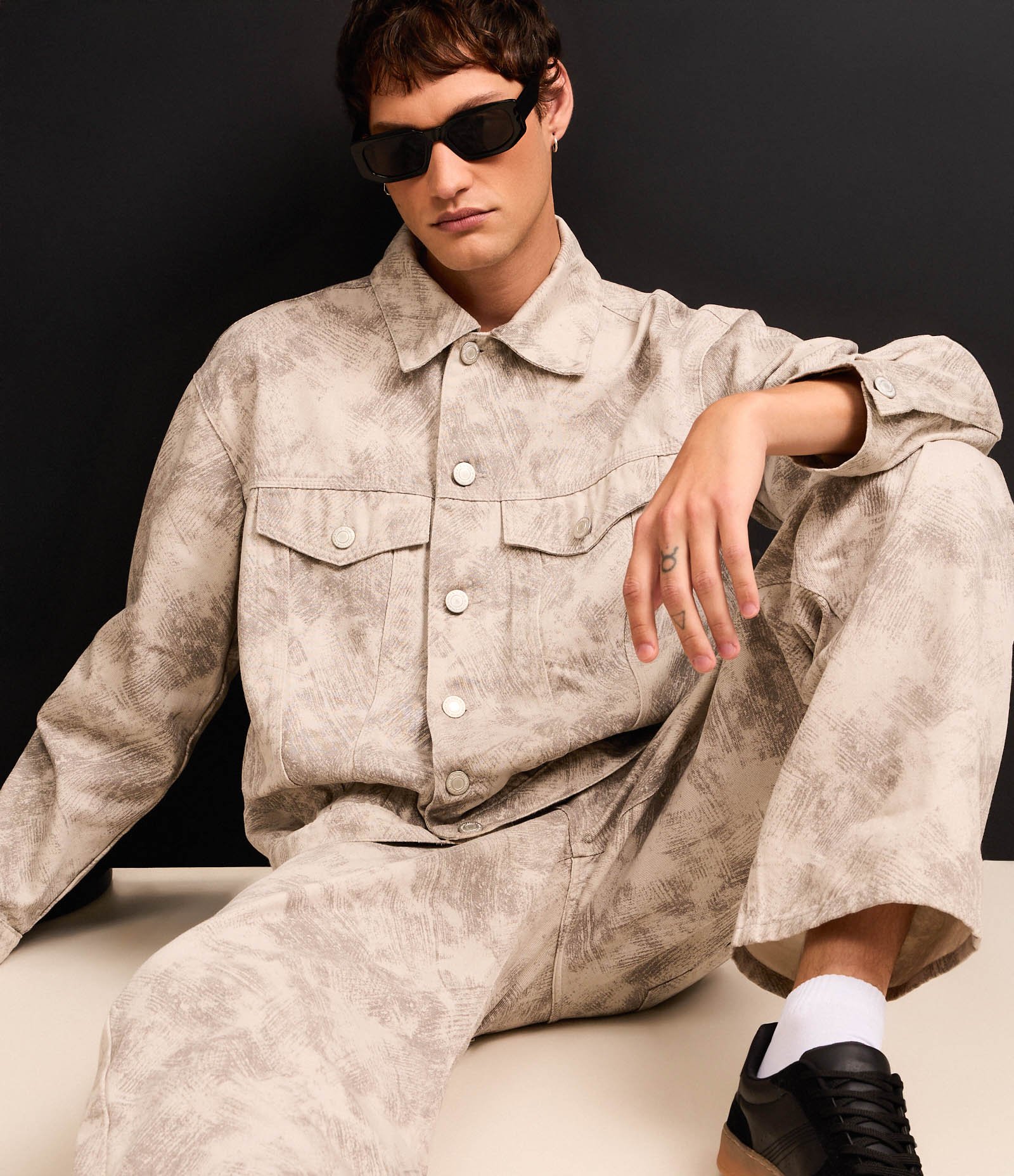 Calça Super Baggy em Sarja com Estampa Abstrata Cinza 4