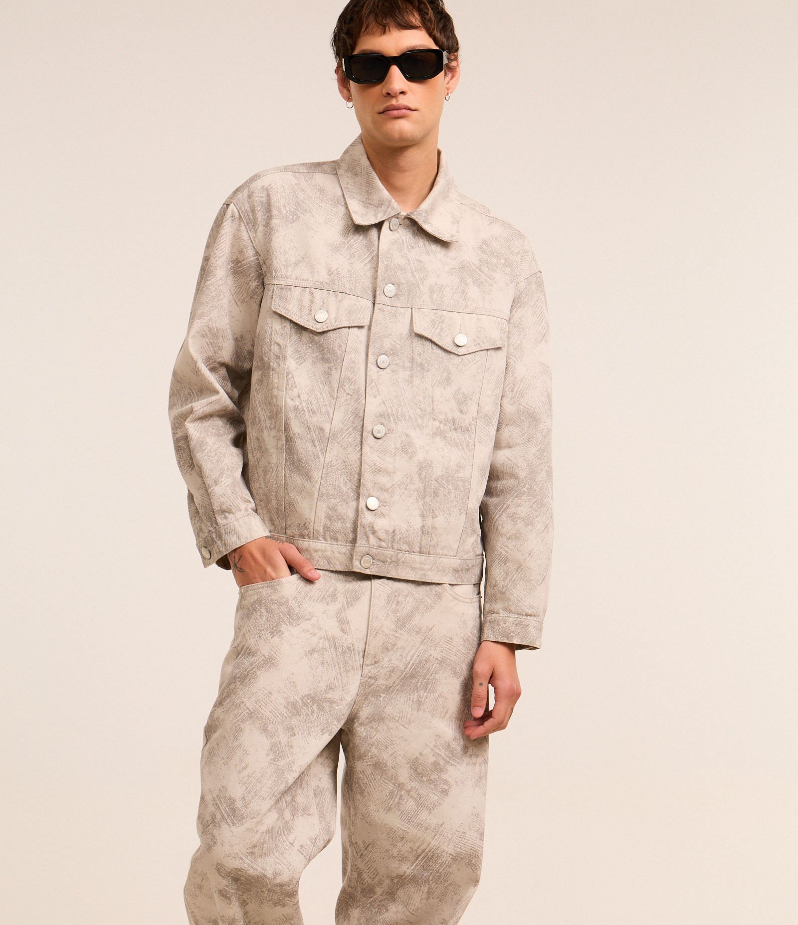 Calça Super Baggy em Sarja com Estampa Abstrata Cinza 5