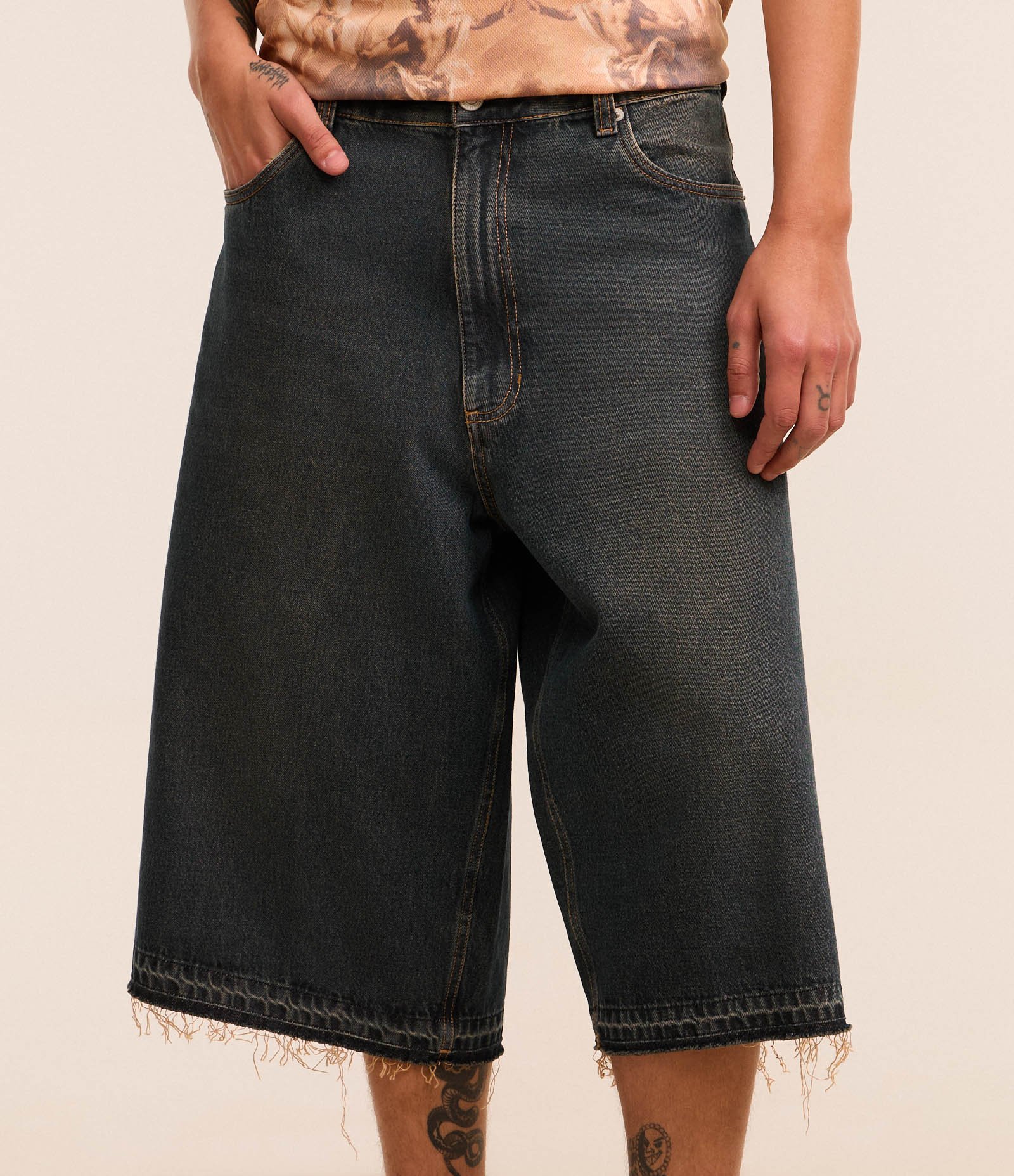 Bermuda Mega Baggy em Jeans com Barra Desfiada Azul 2