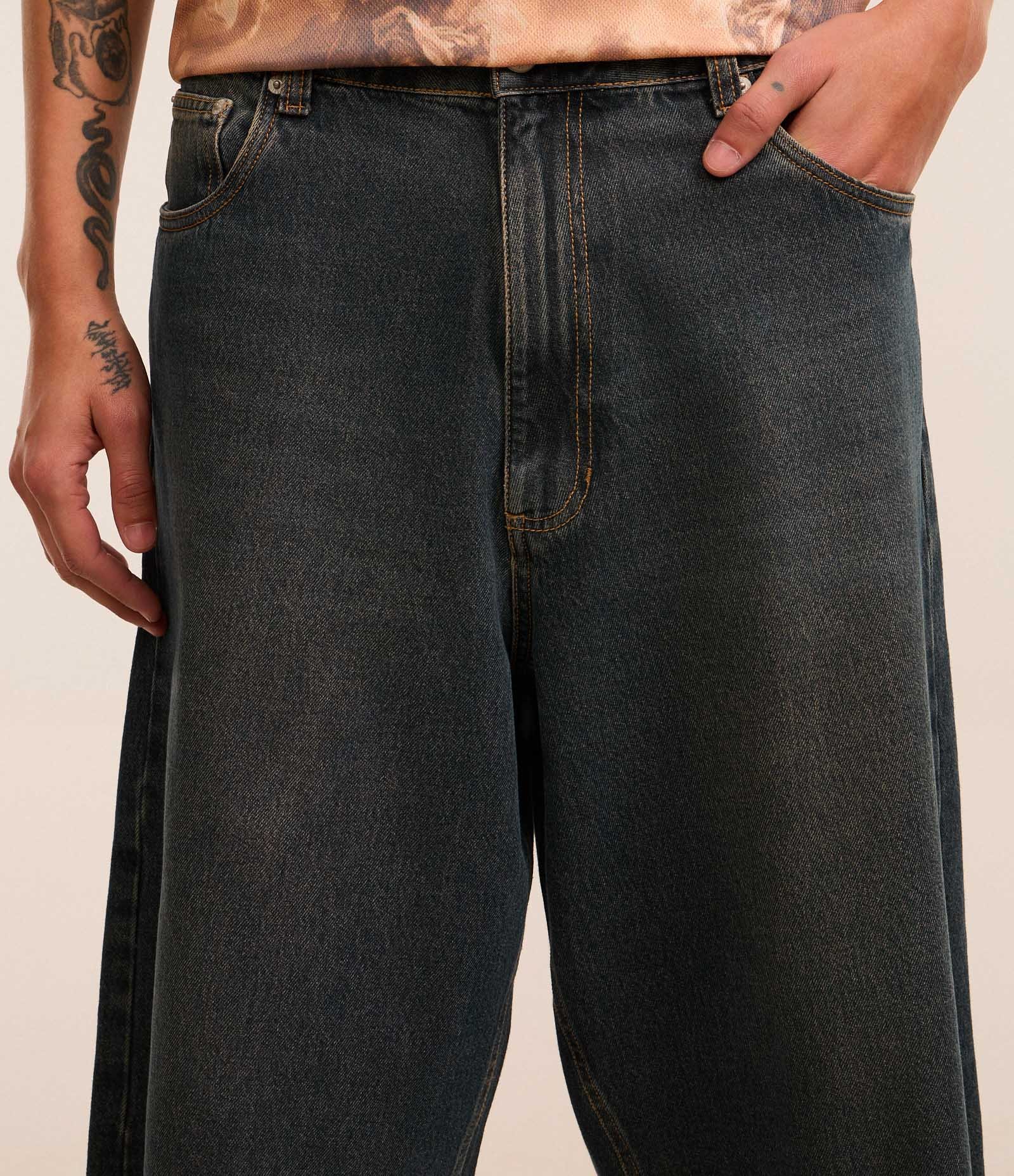 Bermuda Mega Baggy em Jeans com Barra Desfiada Azul 3