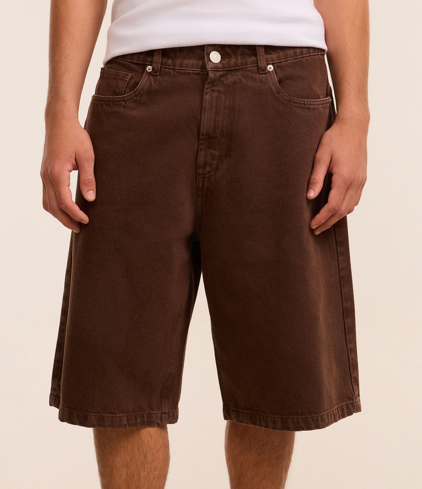 Bermuda Baggy Relaxed em Sarja com Bolsos Marrom 2