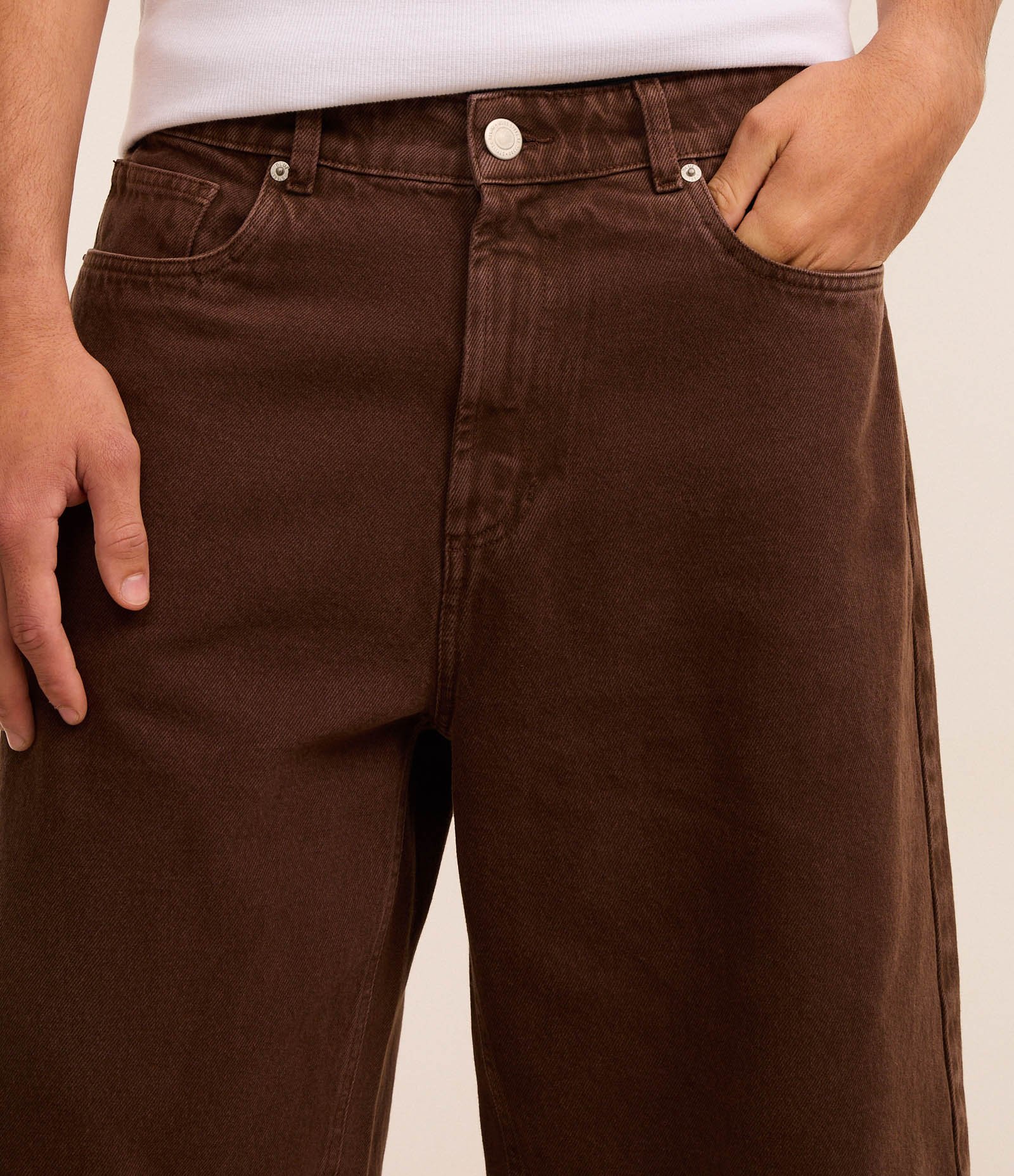 Bermuda Baggy Relaxed em Sarja com Bolsos Marrom 3