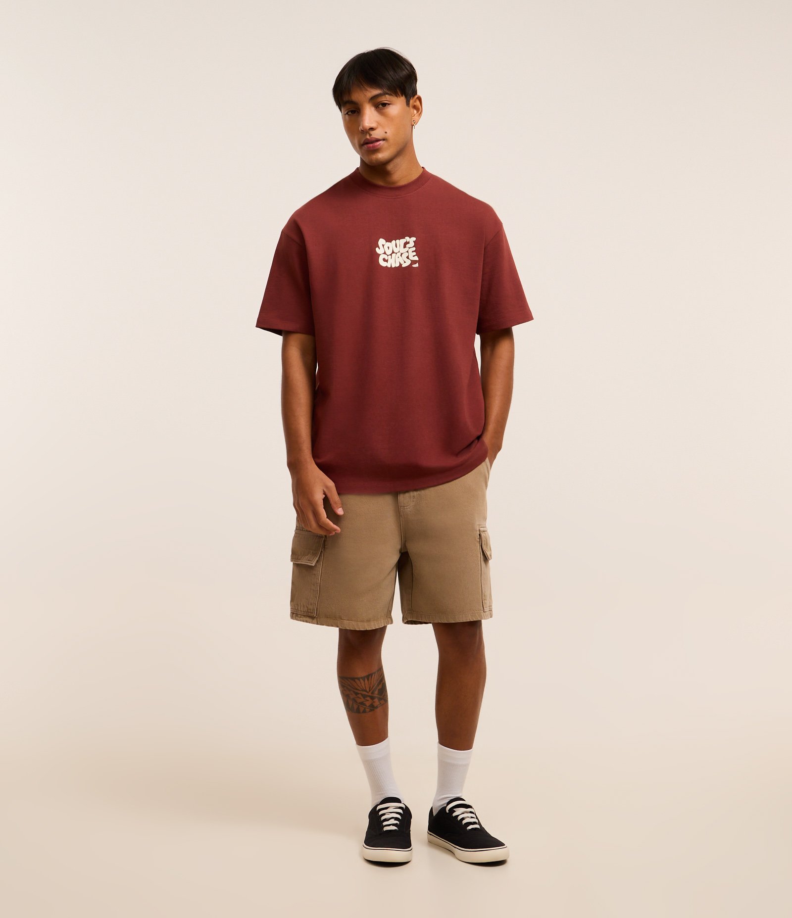 Bermuda Baggy Cropped em Sarja com Bolso Cargo Bege 1