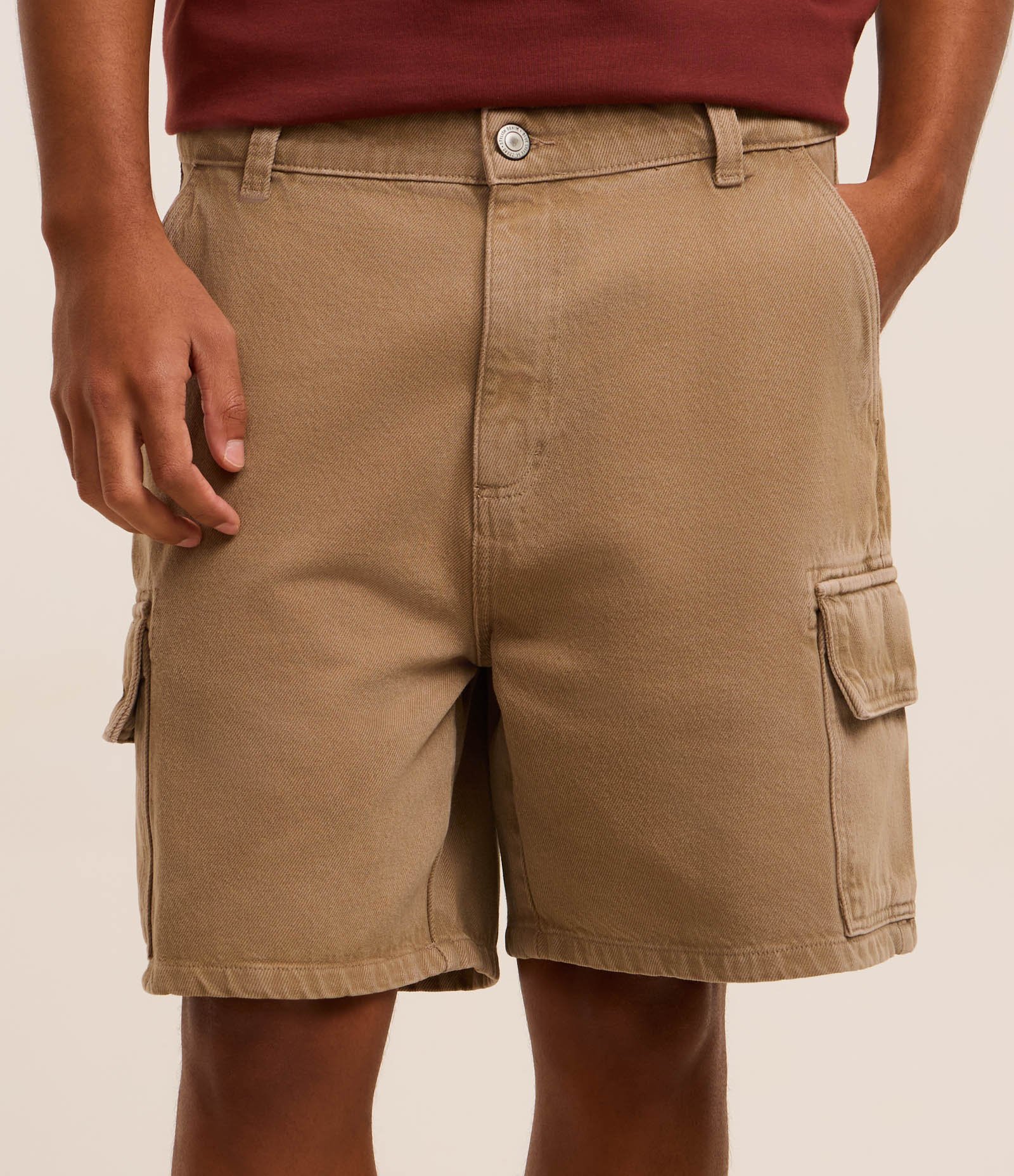 Bermuda Baggy Cropped em Sarja com Bolso Cargo Bege 2