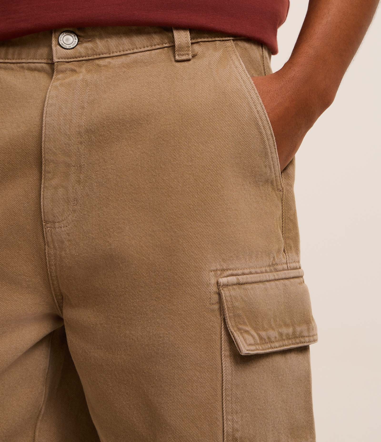 Bermuda Baggy Cropped em Sarja com Bolso Cargo Bege 3