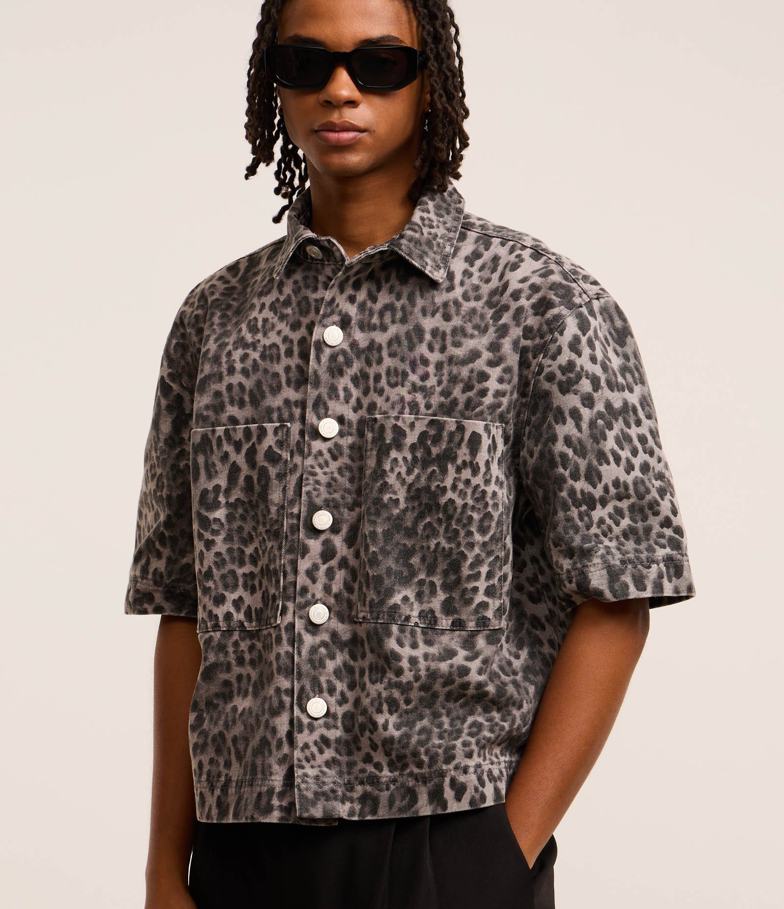 Camisa Overboxy em Sarja com Estampa Animal Print Cinza 1