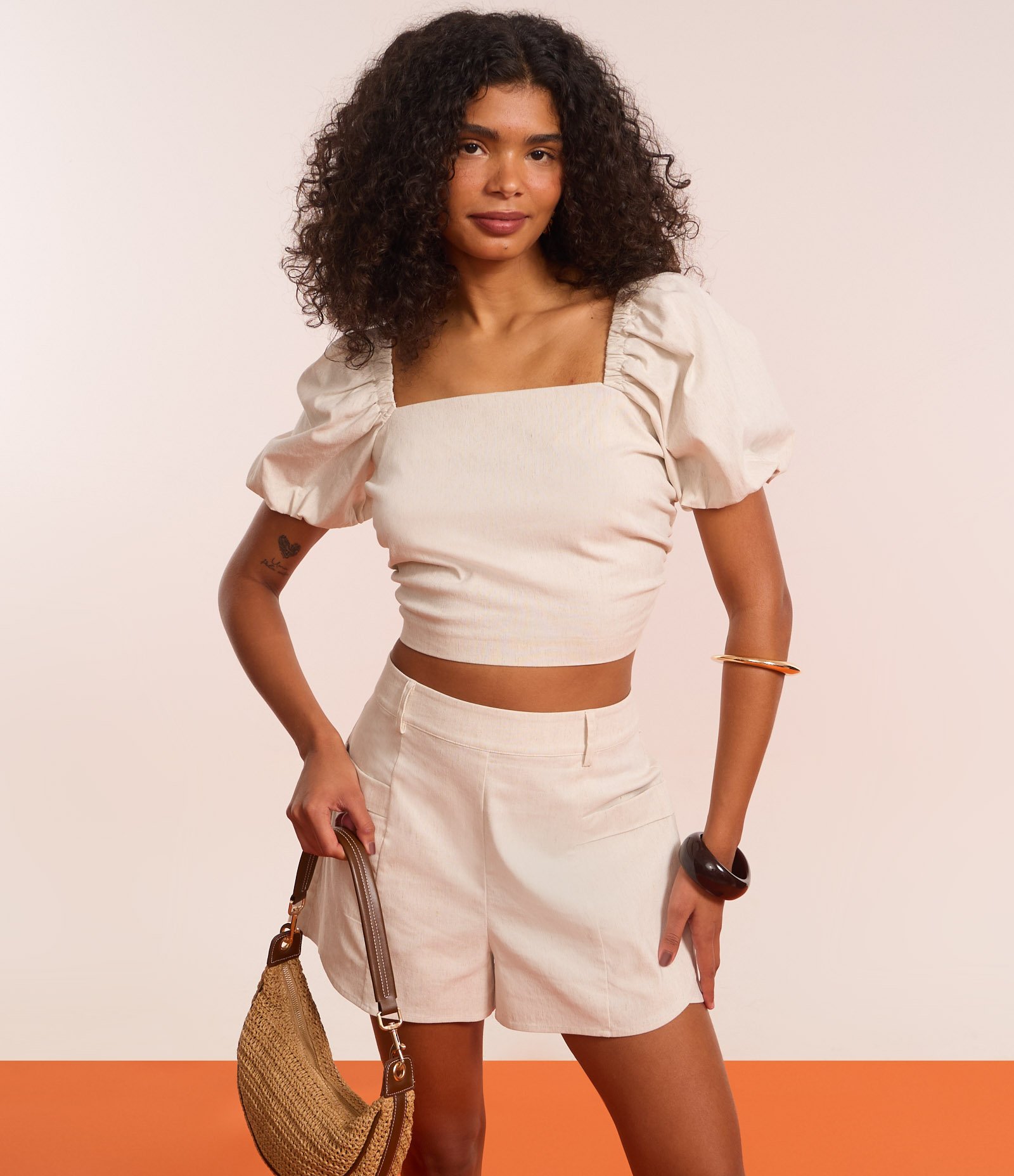 Blusa Curta em Bengaline com Decote Reto e Manga Bufante Bege Acinzentado 4