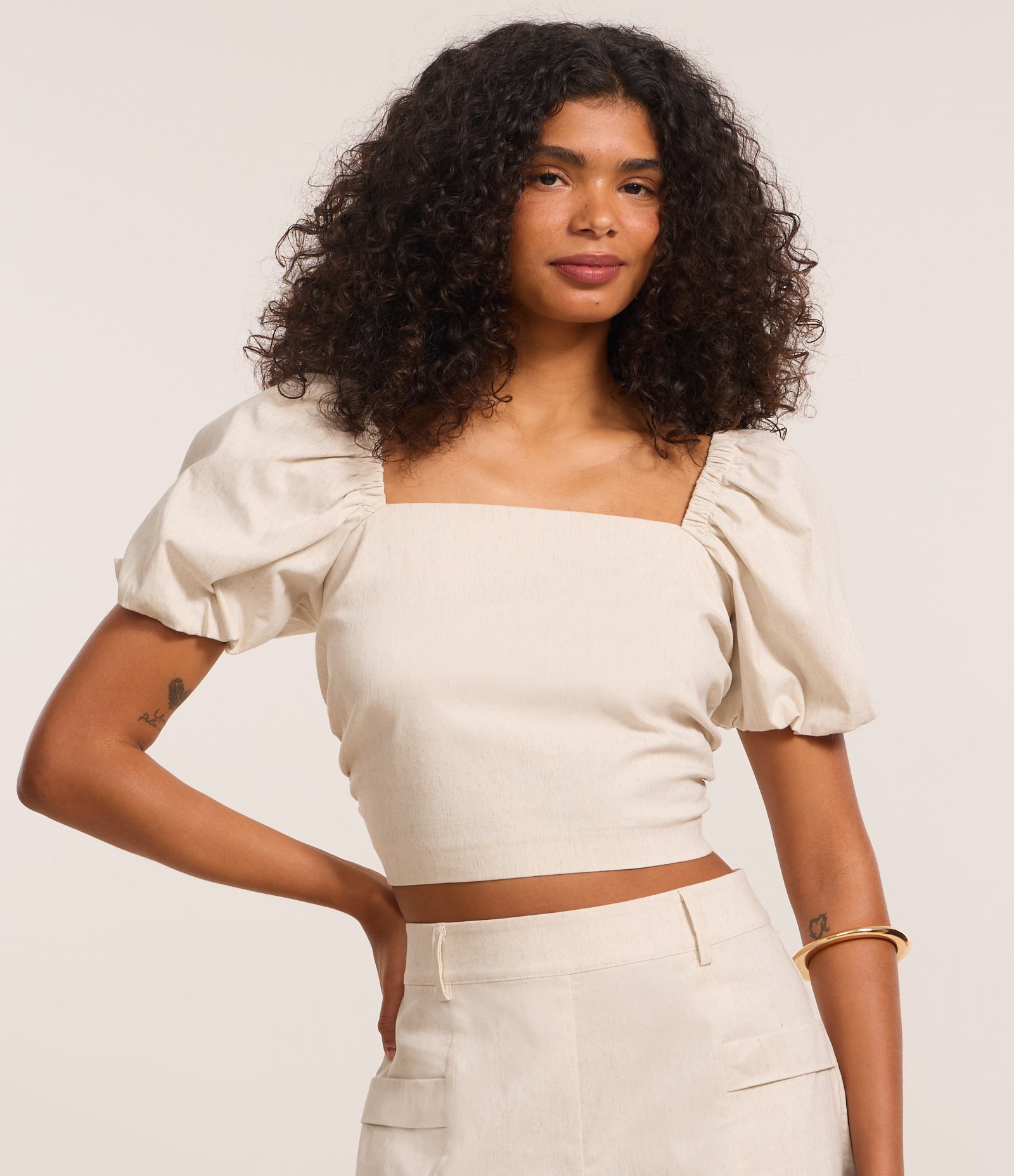 Blusa Curta em Bengaline com Decote Reto e Manga Bufante Bege Acinzentado 1