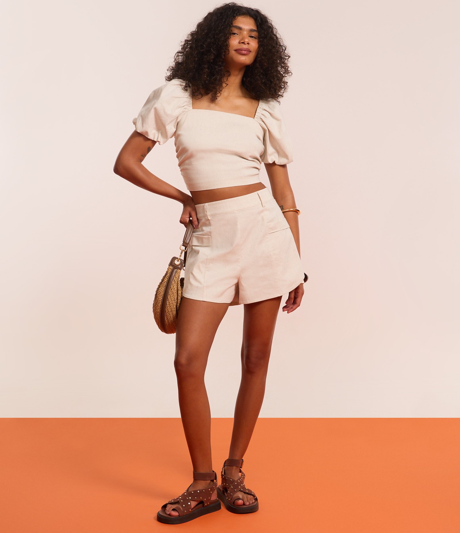 Short Cintura Alta em Bengaline com Bolsos e Passantes Bege 5