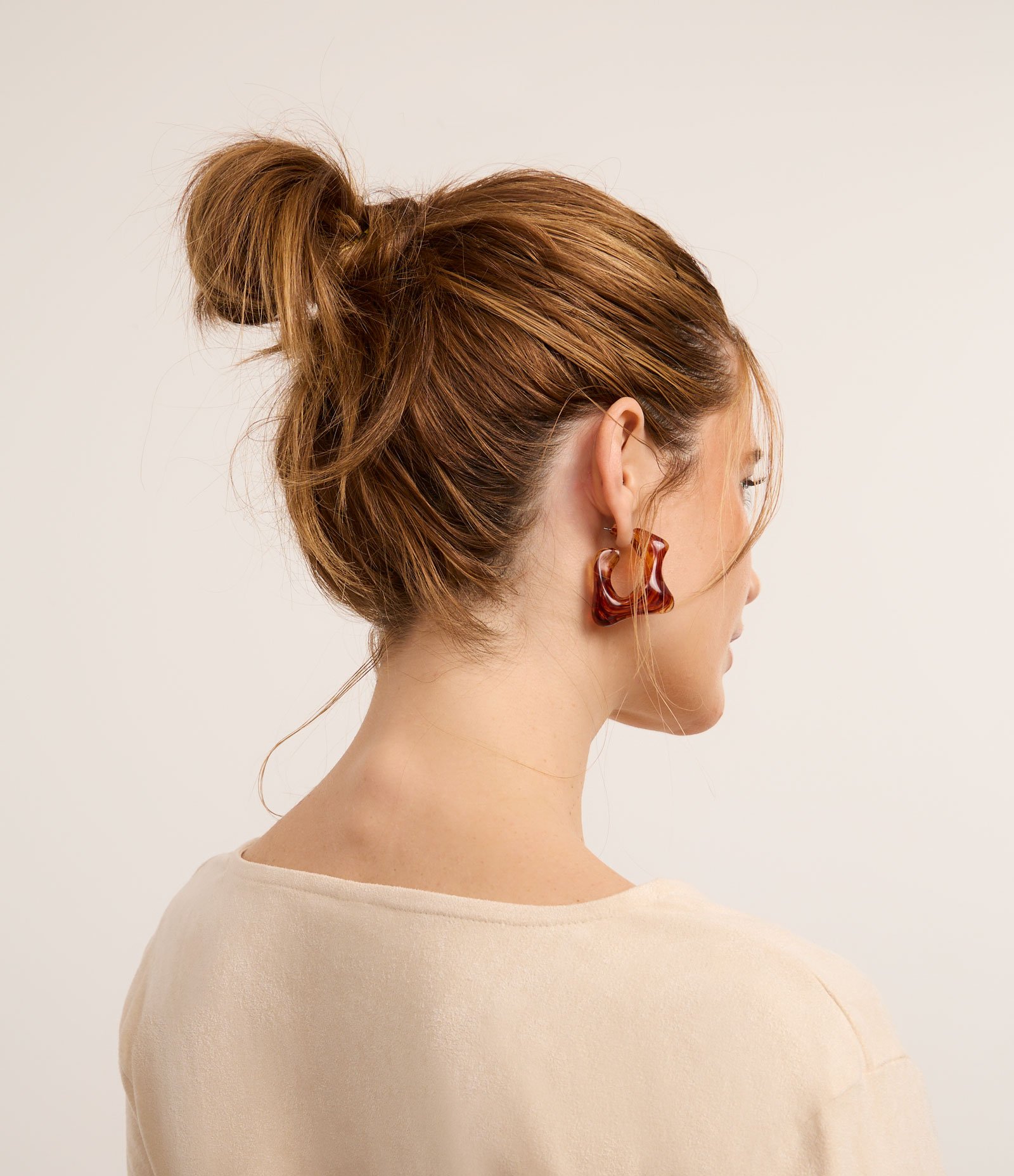 Brinco Argola em Resina com Forma Orgânica Marrom 4