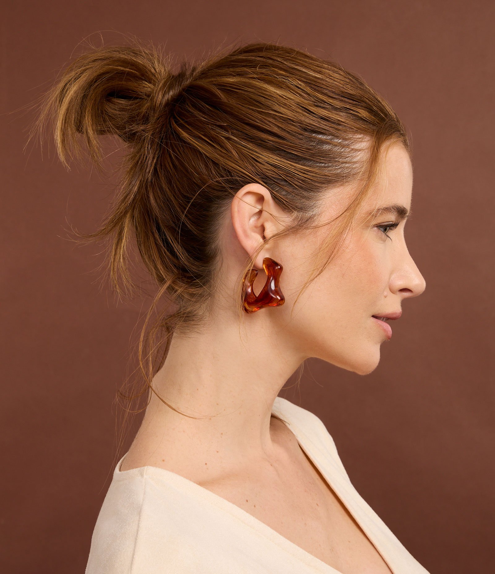 Brinco Argola em Resina com Forma Orgânica Marrom 1