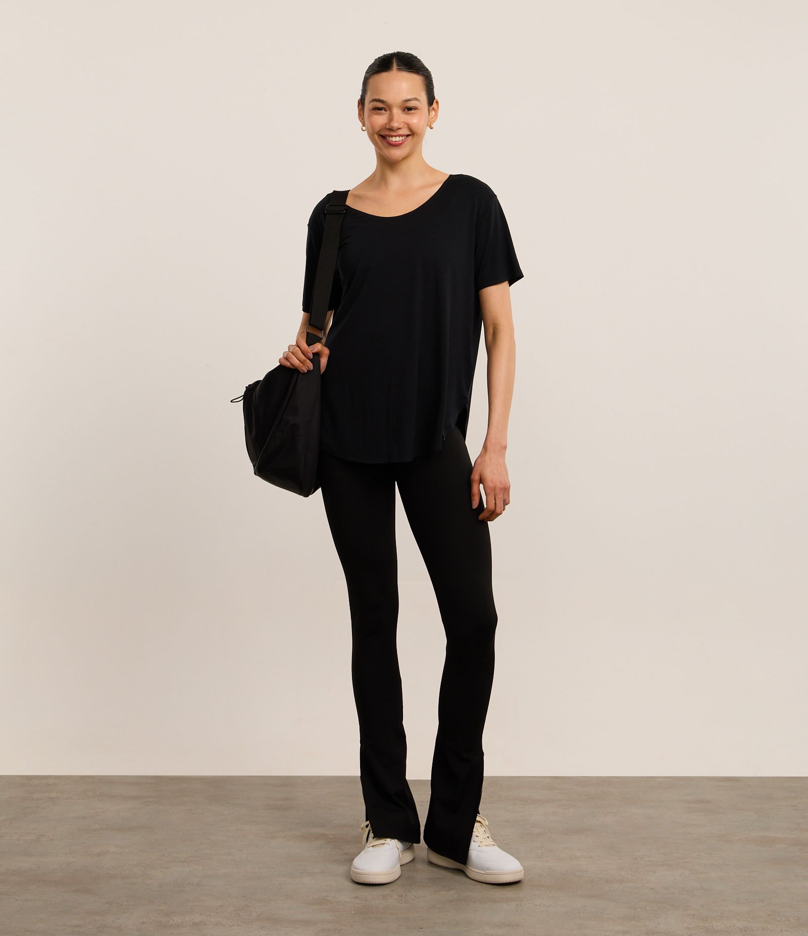 Camiseta Oversized Esportiva em Microfibra com Barra Arredondada Preto 2