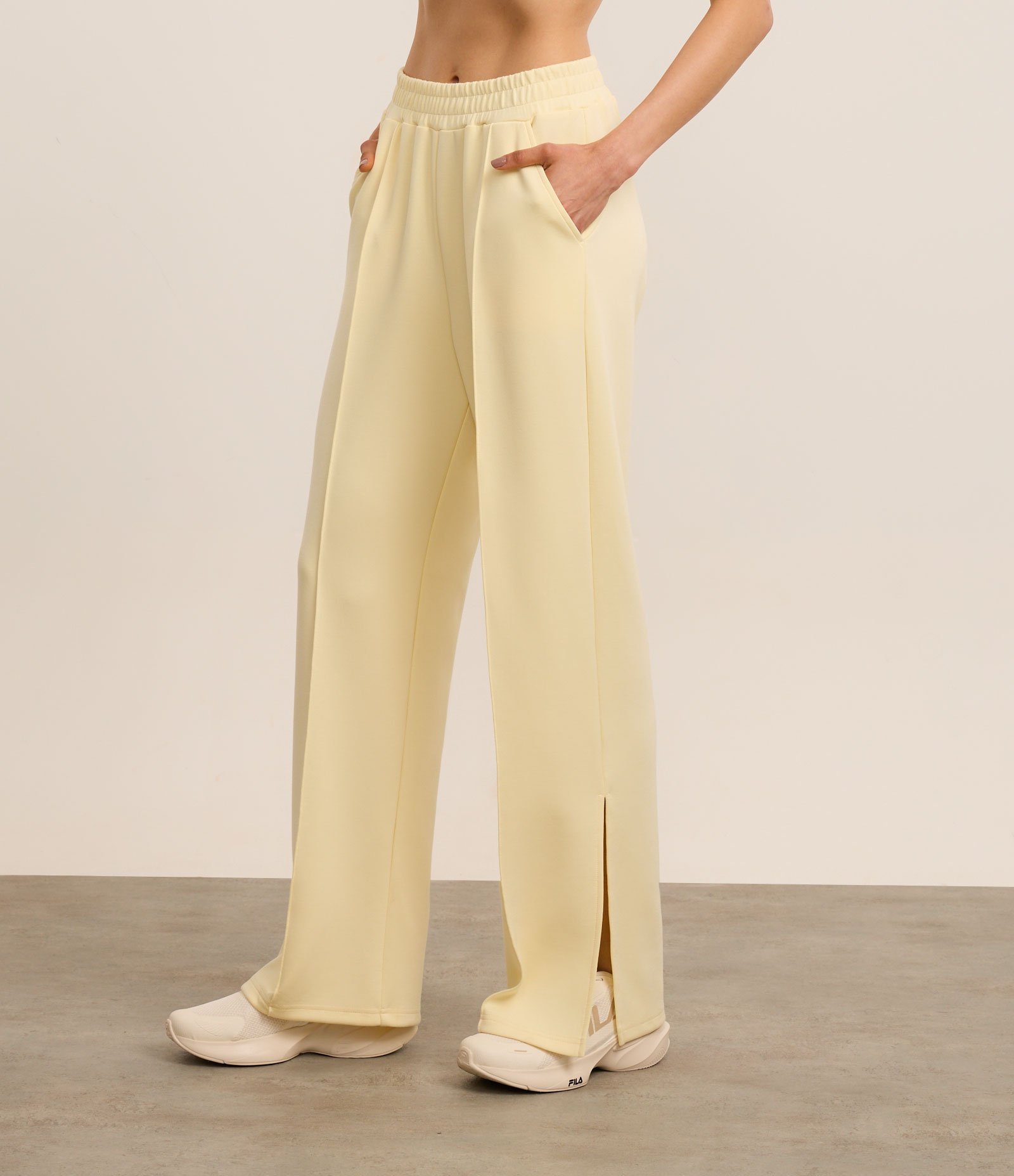 Calça Reta Esportiva em Meia Malha com Fenda Lateral Amarelo Manteiga 2