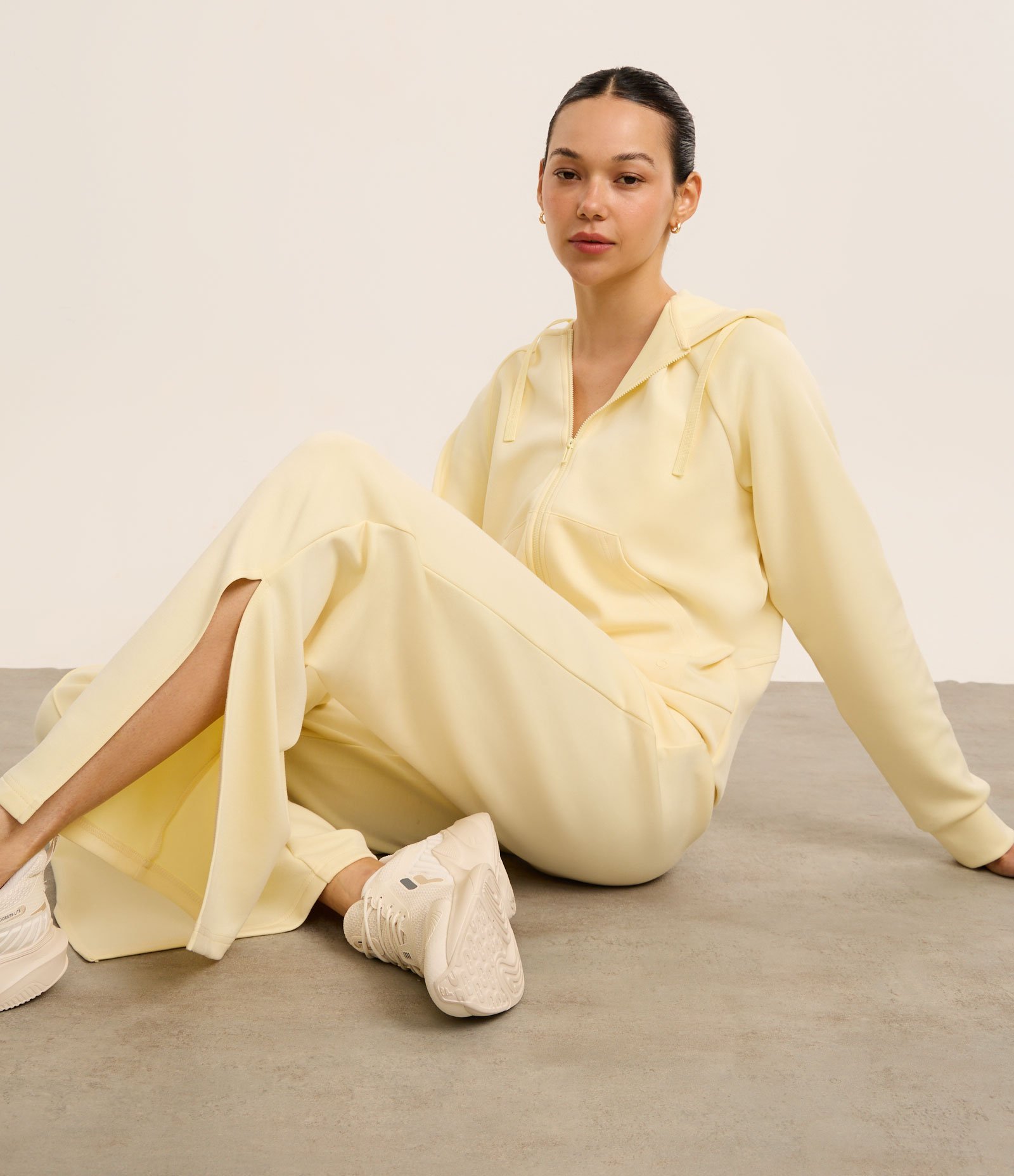 Calça Reta Esportiva em Meia Malha com Fenda Lateral Amarelo Manteiga 3