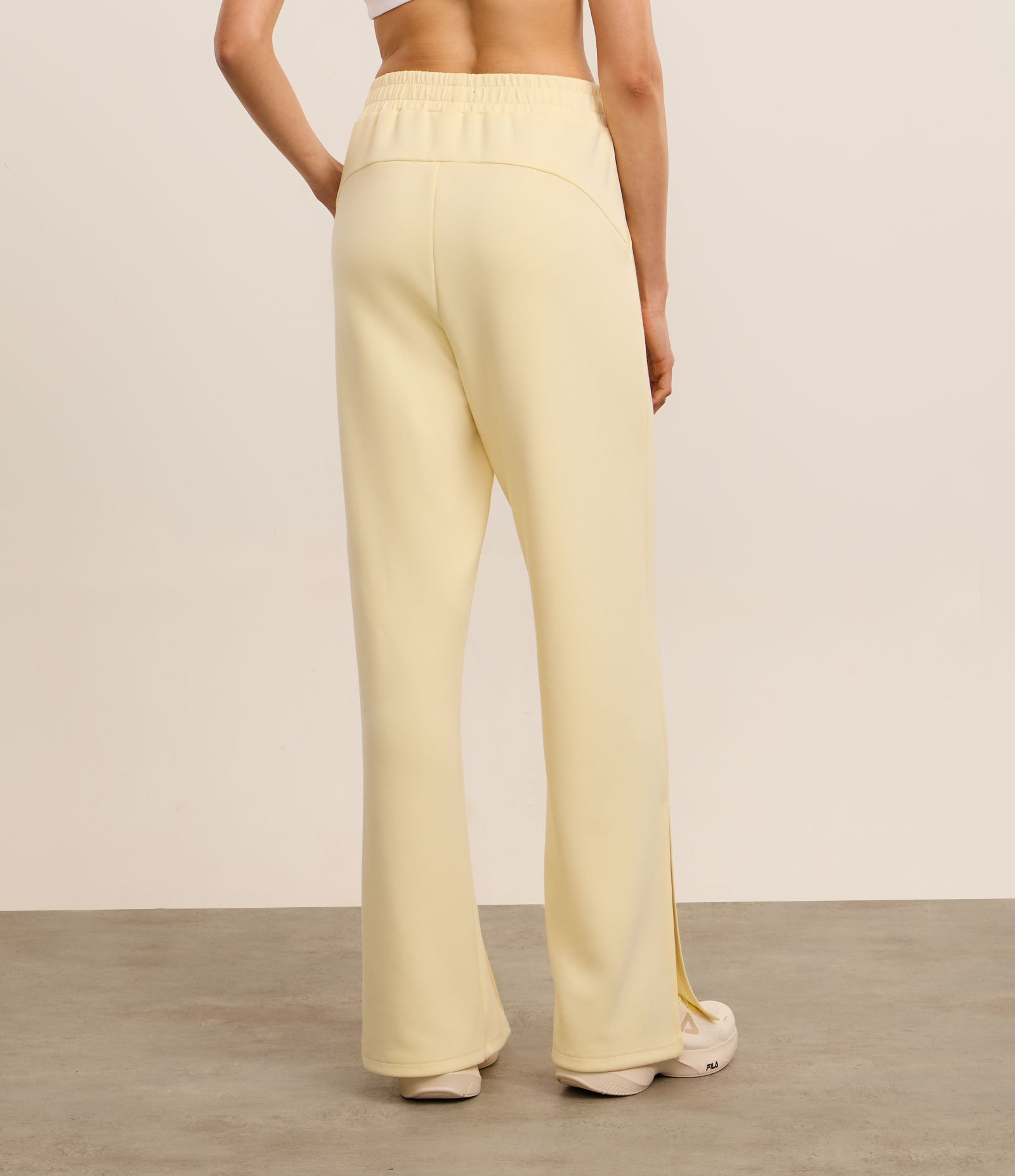 Calça Reta Esportiva em Meia Malha com Fenda Lateral Amarelo Manteiga 4