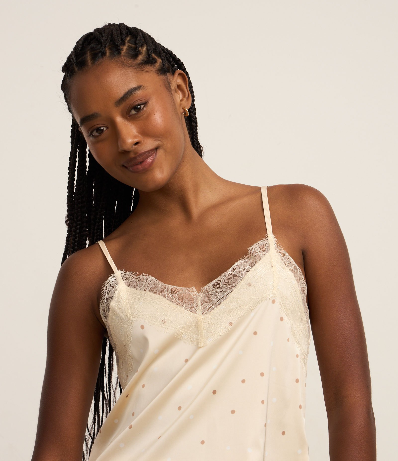 Pijama Short Doll em Cetim Poá com Detalhe de Renda Amarelo 2