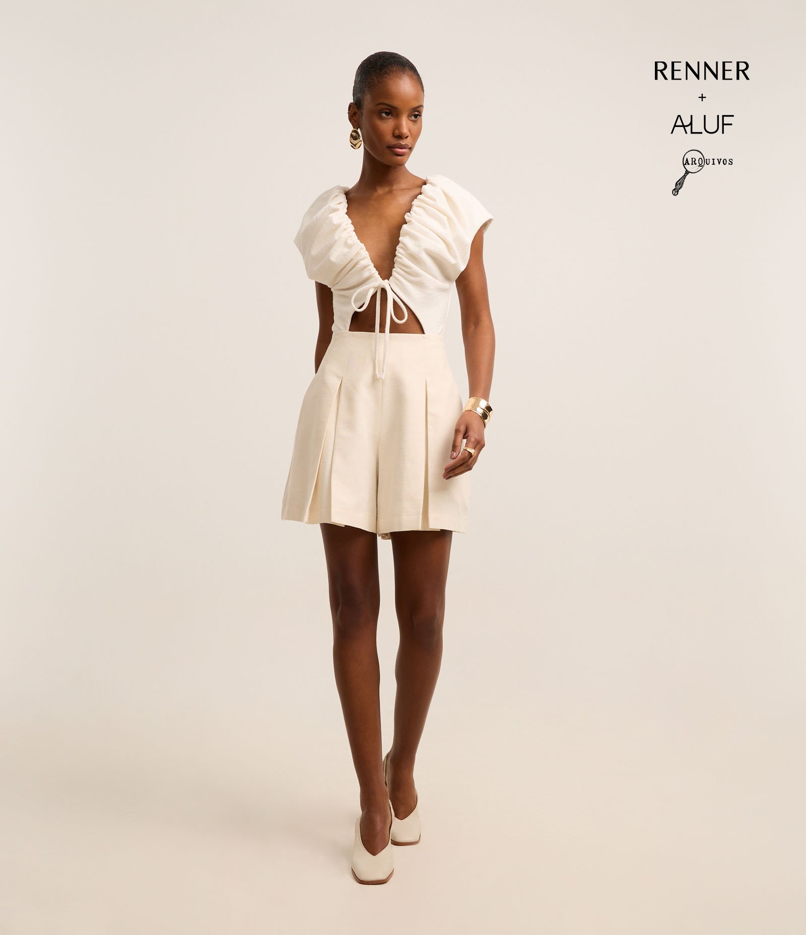 Bermuda Cintura Alta em Algodão com Linho Pregas Frontais e Pences Bege 1