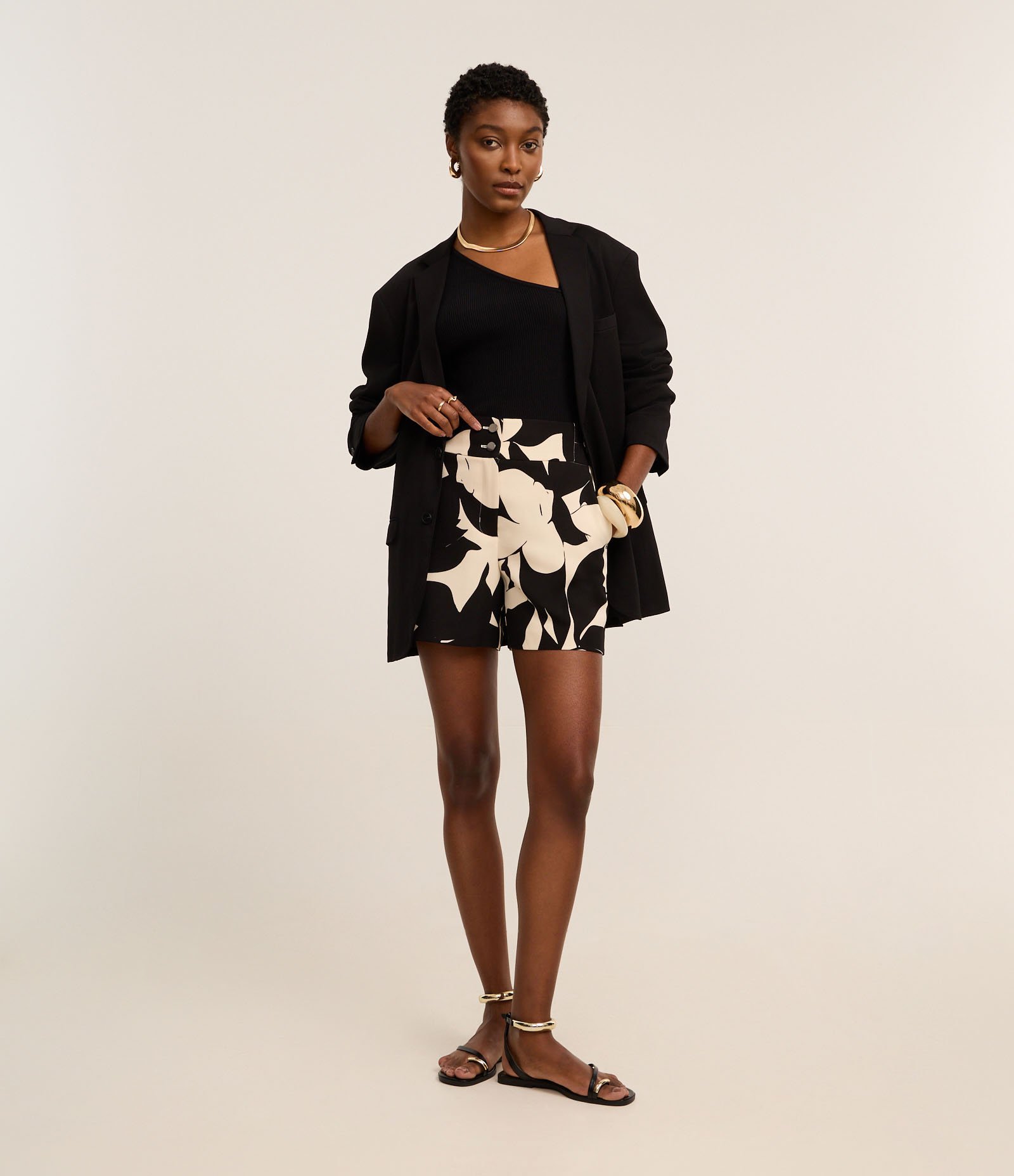 Short Reto Alfaiatado Cintura Alta com Estampa Floral Preto/Bege 1