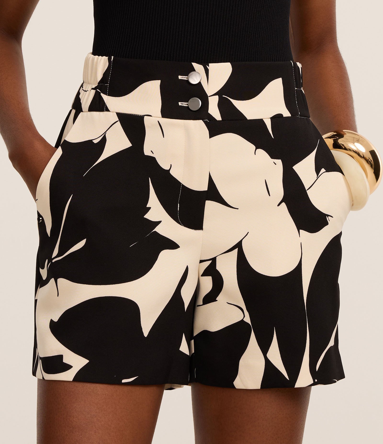 Short Reto Alfaiatado Cintura Alta com Estampa Floral Preto/Bege 3