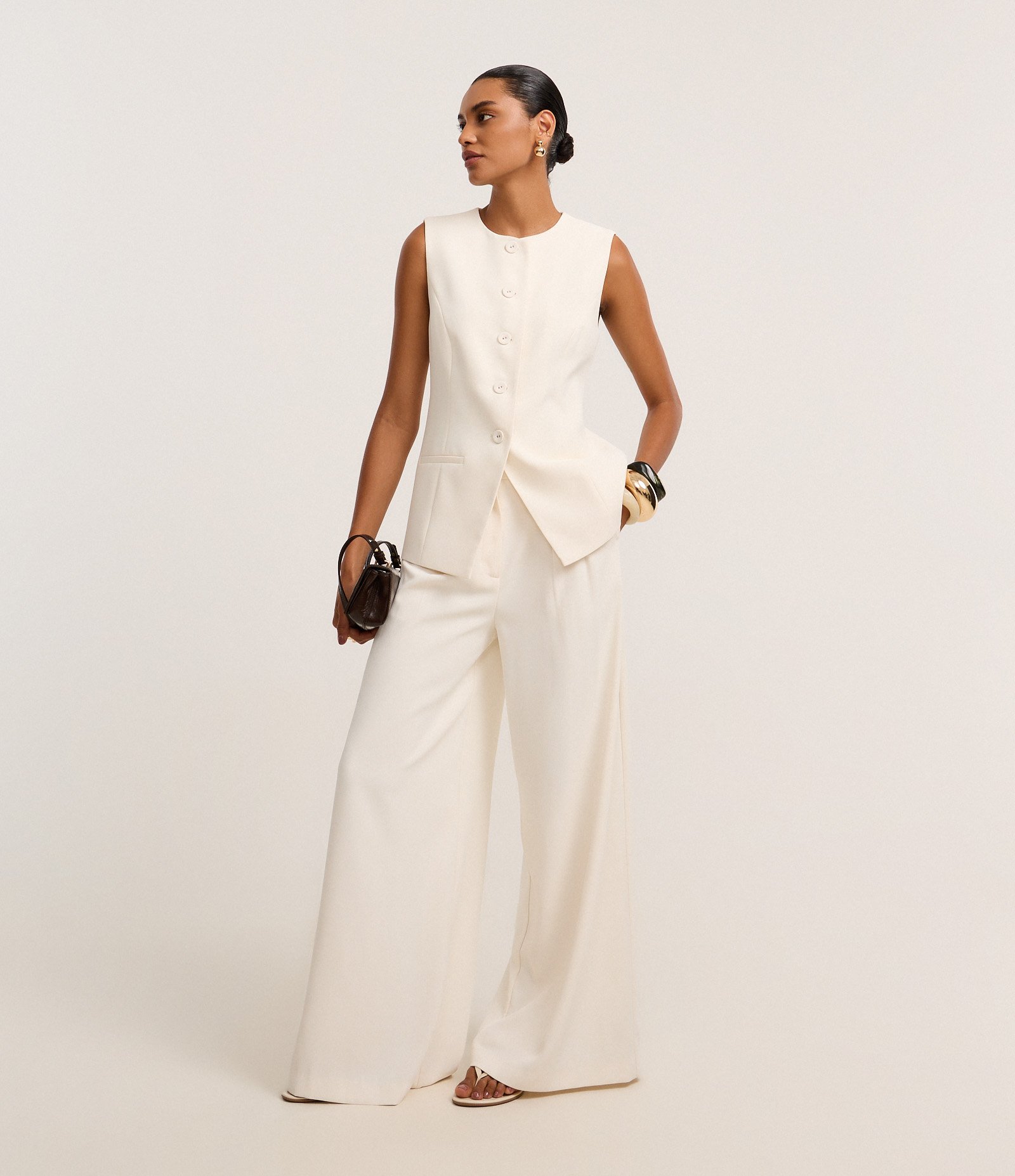 Calça Pantalona Alfaiatada com Pregas Bege 1