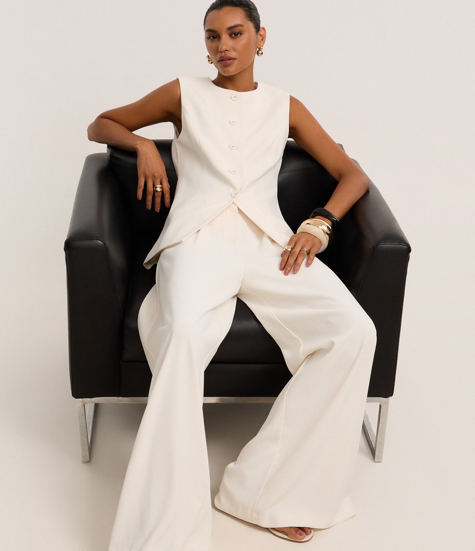 Calça Pantalona Alfaiatada com Pregas Bege 3